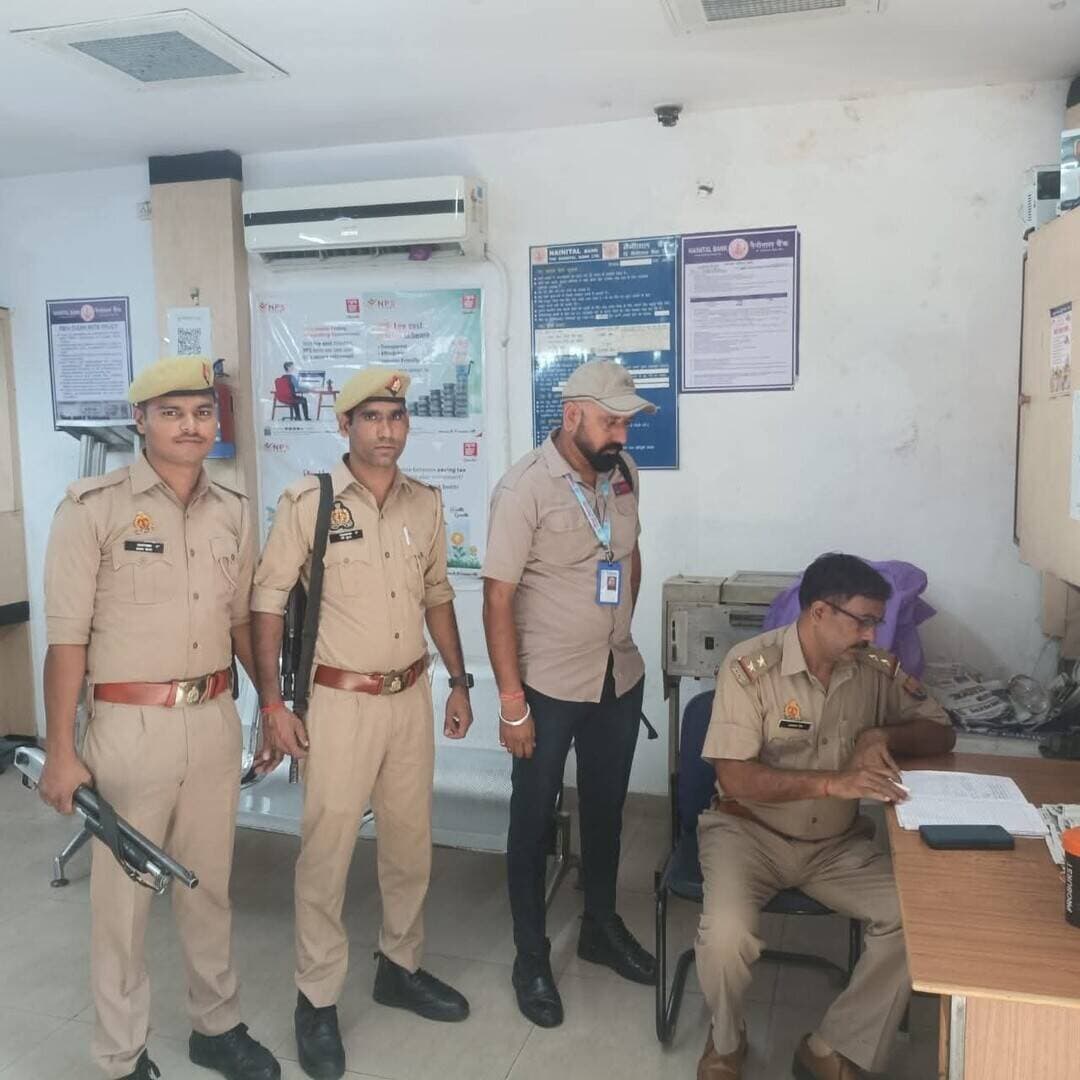 सहारनपुर में बैंकों और ATM की सुरक्षा को लेकर पुलिस का सघन चेकिंग अभियान
संदिग्ध व्यक्तियों की जांच, CCTV कैमरों और सुरक्षा व्यवस्था का लिया गया जायजा
सहारनपुर। जनपद में बैंकों और एटीएम की सुरक्षा व्यवस्था को मजबूत बनाए रखने के लिए सहारनपुर पुलिस ने सघन चेकिंग अभियान चलाया। वरिष्ठ पुलिस अधीक्षक, सहारनपुर के निर्देशन में जनपद के सभी थाना क्षेत्रों में पुलिस टीमों ने बैंकों और एटीएम का निरीक्षण कर सुरक्षा व्यवस्था का जायजा लिया।
अभियान के दौरान पुलिसकर्मियों ने बैंक और एटीएम परिसर के साथ-साथ आसपास मौजूद संदिग्ध व्यक्तियों की चेकिंग की। अनावश्यक रूप से घूमने वाले लोगों पर भी नजर रखी गई, ताकि किसी भी संदिग्ध गतिविधि पर समय रहते कार्रवाई की जा सके।
पुलिस टीमों ने बैंकों और एटीएम में लगे सीसीटीवी कैमरों की स्थिति एवं कार्यशीलता की जांच की। इसके साथ ही परिसर और आसपास के क्षेत्रों में सुरक्षा व्यवस्था का निरीक्षण कर आवश्यक सतर्कता बरती गई।
सहारनपुर पुलिस ने बैंक ग्राहकों से अपील की कि वे नकदी जमा करने और निकालने के दौरान विशेष सावधानी बरतें। किसी भी संदिग्ध व्यक्ति या गतिविधि की जानकारी तत्काल पुलिस को दें।
पुलिस के अनुसार, जनपद में अपराधों की रोकथाम और आमजन की सुरक्षा सुनिश्चित करने के लिए बैंक एवं एटीएम की नियमित चेकिंग और निगरानी की जा रही है।
पुलिस आपातकालीन हेल्पलाइन नंबर: 112
#SaharanpurNews #SaharanpurPolice #UPPolice #BankSecurity #ATM Security