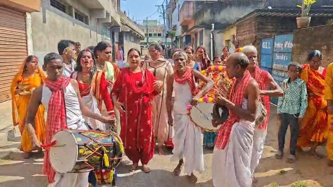 ढोल-नगाड़ों के साथ किन्नर समाज ने दी मां दुर्गा को विदाई, सुनैना किन्नर ने कोयलांचल की सुख-समृद्धि की कामना की........see more