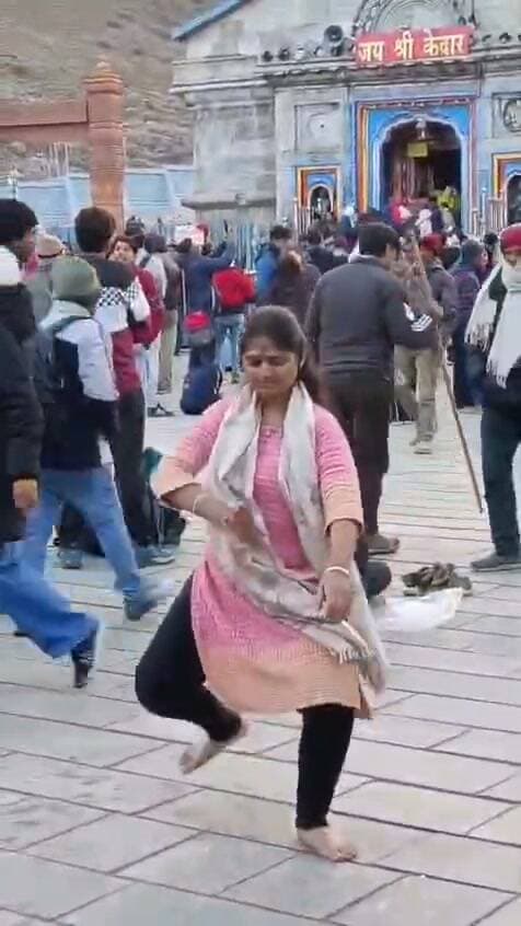 🚨 केदारनाथ धाम में महिला के नृत्य का वीडियो वायरल!
🔴 रील पर रोक, फिर धाम परिसर में वीडियो कैसे बना?
विश्व प्रसिद्ध श्री केदारनाथ धाम में एक महिला के नृत्य का वीडियो सोशल मीडिया पर वायरल होने के बाद नई बहस छिड़ गई है।
बीकेटीसी की ओर से धाम परिसर में रील बनाने पर रोक लगाए जाने के बावजूद सामने आए इस वीडियो ने निगरानी व्यवस्था पर सवाल खड़े कर दिए हैं।
❓ सबसे बड़ा सवाल—
▪️ जब रील बनाने पर प्रतिबंध है, तो वीडियो कैसे बनाया गया?
▪️ धाम परिसर में निगरानी की क्या व्यवस्था है?
▪️ प्रतिबंधों का पालन सुनिश्चित करने की जिम्मेदारी किसकी है?
आस्था के इस पावन धाम की धार्मिक मर्यादा बनाए रखना और नियमों का प्रभावी पालन सुनिश्चित करना जरूरी है। अब देखना होगा कि वायरल वीडियो पर बीकेटीसी क्या रुख अपनाती है।
📢 आपकी क्या राय है? कमेंट में बताएं।
#KedarnathDham #Kedarnath #BKTC #Rudraprayag #UttarakhandNews #ViralVideo #केदारनाथ_धाम #उत्तराखंड_समाचार