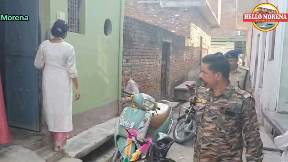 शहर के संदिग्ध इलकों में पटाखे तलाशने निकली पुलिस, सीएसपी कवींद्र चौहान के नेतृत्व में चला सर्चिंग अभियान👇
बुधवार को पुलिस की टीम ने राठौर कॉलोनी सहित ऐसे स्थानों पर तलाशी ली, जहां के लोग पटाखों का कारोबार करते हैं और जहां पहले विस्फोट की घटनाएं हो चुकी हैं।