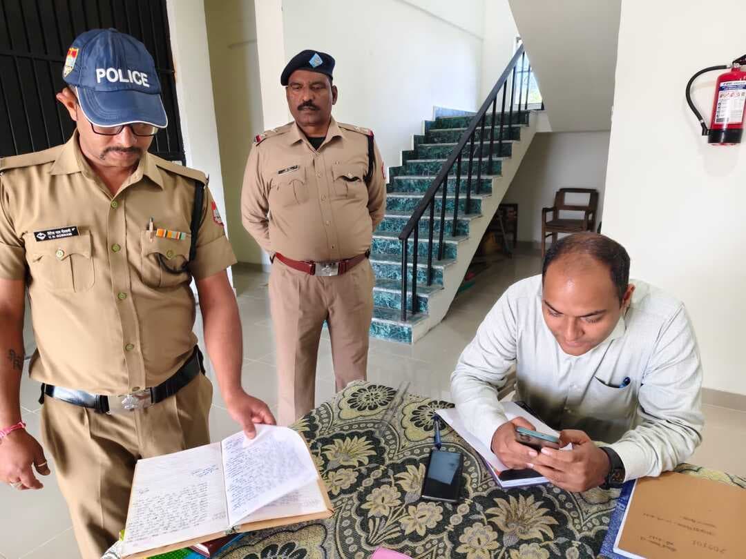 चम्पावत : नवनिर्मित रौसाल पुलिस चौकी का डीएम ने किया औचक निरीक्षण, पुलिस कर्मियों की सुनीं समस्याएं https://champawatkhabar.com/champawat-dm-made-a-surprise-visit-to-the-newly-built-rausal-police-station-and-listened-to-the-problems-of-the-police-staff/