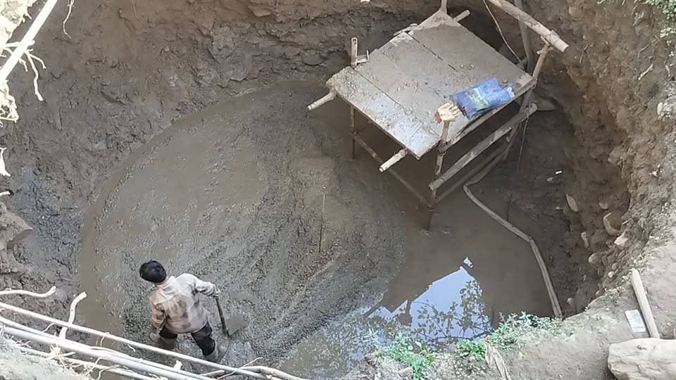 उतरप्रदेश और बिहार विकास के इस तरह विकास मॉडल की वीडियो तो देखते रहते हैं अब हिमाचल प्रदेश के मंडी नगर निगम के विकास मॉडल का दृश्य भी देख लें कि गढ़े में गंदगी का पानी भरा हुआ था उसे निकाले बिना कंक्रीट भरना शुरू कर दिया ,यह भी उत्तरप्रदेश और बिहार विकास मॉडल से कम नहीं , क्योंकि जब सीमेंट की कंक्रीट को भरे हुए पानी में डालेंगे तो सीमेंट कंक्रीट से पूरी तरह तुरंत साफ होगा और सीमेंट पानी में नीचे धूल जाएगा कंक्रीट कच्ची हो जाएगी। इतनी कर तो निर्माणाधीन ठेकेदार और संबंधित अधिकारियों को भी समझ होगी ।