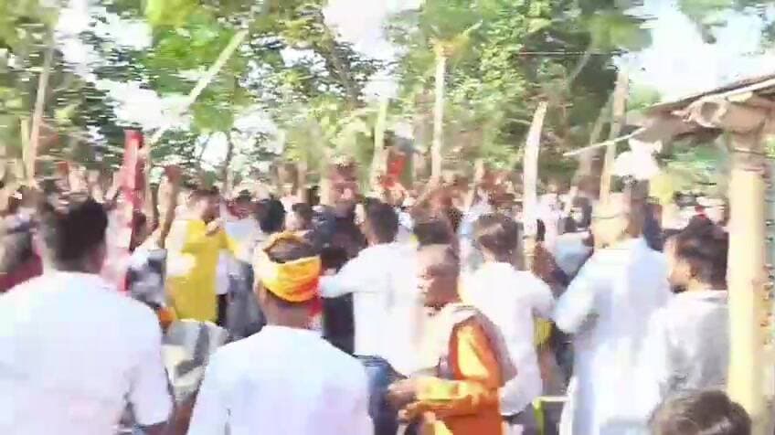 पुरनहिया: पूर्णहियां में विजयादशमी पर हजारों श्रद्धालुओं के साथ महावीरी झंडा आयोजित