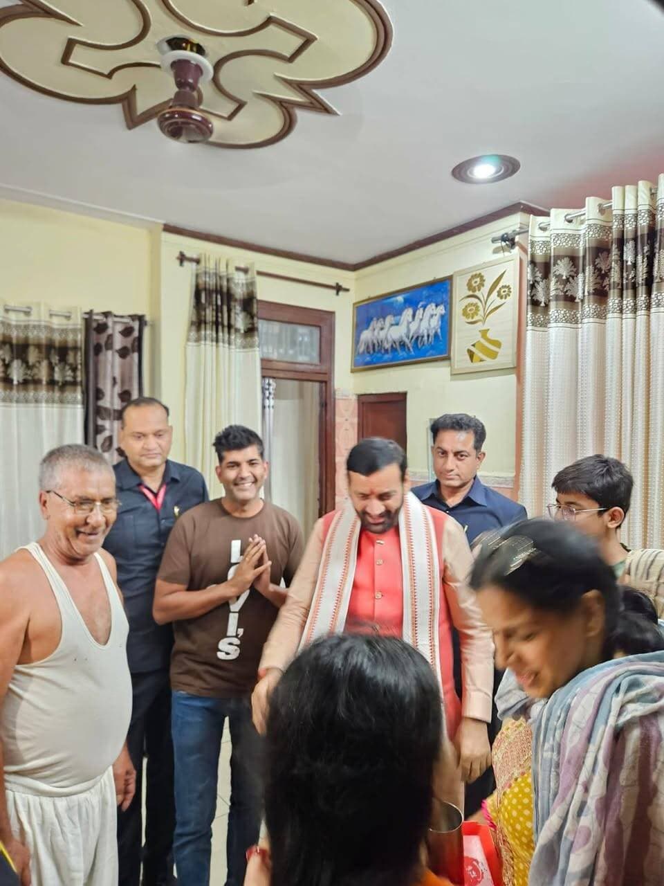 सीएम नायब सिंह सैनी देर रात अचानक वरिष्ठ बीजेपी कार्यकर्ता भान सिंह राठी के घर किशनपुरा पहुंचे और पूरे परिवार का हालचाल जाना