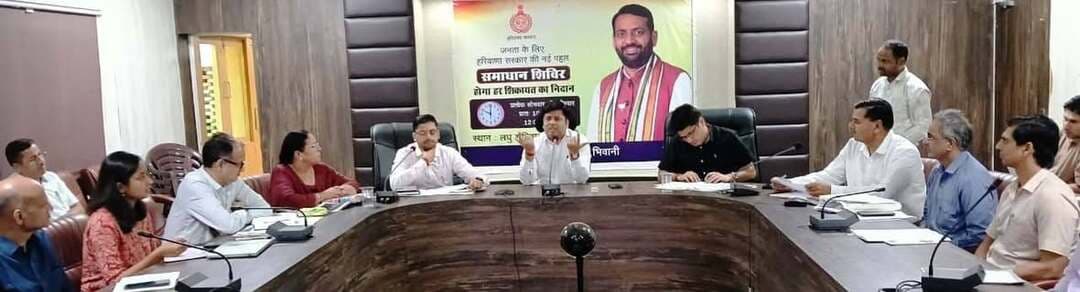 - जलभराव से प्रभावित स्कूलों की स्थिति में सुधार किया जाए: डीसी
-स्कूलों में बुनियादी सुविधाएं मुहैया करवाई जाएं: डीसी साहिल गुप्ता
- समीक्षा बैठक में डीसी साहिल गुप्ता ने दिए शिक्षा विभाग के अधिकारियों को निर्देश
भिवानी, 21 अक्टूबर। डीसी साहिल गुप्ता की अध्यक्षता में लघु सचिवालय परिसर में शिक्षा विभाग के अधिकारियों की एक बैठक आयोजित हुई। बैठक में डीसी श्री गुप्ता ने अधिकारियों को निर्देश दिए कि मानसून का मौसम आने में अभी काफी समय है, ऐसे में बारिश के दौरान जल भराव से प्रभावित या संभावित जलभराव स्कूलों में उचित प्रबंध करें ताकि मानसून के दौरान स्कूल परिसरों में जलभराव की स्थिति ना बनें। उन्होंने कहा कि स्कूल परिसर में पानी भरने से बच्चों की पढ़ाई बाधित होती है, जबकि पढ़ाई बाधित नहीं होनी चाहिए। बैठक के दौरान एडीसी दीपक बाबू लाल करवा व नगराधीश अनिल कुमार भी मौजूद रहे।
डीसी श्री गुप्ता ने बैठक के दौरान मानसून में जलभराव वाले स्कूलों, वीबीजीरामजी के तहत जरूरत वाले स्कूल परिसरों में मिट्टी डालकर जमीन के लेवल को दुरुस्त करने, जर्जर स्कूल भवनों को कंडम घोषित करने की प्रक्रिया पूरी करवाने व ऐसे स्कूलों के बच्चों को नजदीकी स्कूल में शिफ्ट करवाने, अधिकारियों द्वारा स्कूलों का निरीक्षण, स्कूल के उपर से गुजरने वाली हाईटेंशन बिजली तार को हटवाने, स्कूलों में पर्याप्त व शुद्ध पेयजल के लिए पेयजल की गुणवत्ता की जांच आदि की समीक्षा की।
डीसी ने निर्देश देते हुए कहा कि मुख्यमंत्री श्री नायब सिंह सैनी स्वयं स्कूलों की स्थिति को लेकर समीक्षा करते हैं। मुख्यमंत्री द्वारा स्कूलों की दशा सुधारने को लेकर स्पष्ट निर्देश दिए गए हैं। ऐसे में संबंधित अधिकारी किसी भी स्तर पर लापरवाही न बरतें। उन्होंने कहा कि जिन स्कूलों या स्कूल कमरों को कंडम घोषित किया जाना है, उनकी प्रक्रिया शीघ्र पूरी करें ताकि उनकी जगह नए भवन का निर्माण करवाया सके। उन्होंने कहा कि सभी स्कूलों में पीने के पानी की जांच होनी चाहिए, इसके लिए सैंपलिंग करवाई जाए।
डीसी ने समग्र शिक्षा विभाग के अधिकारियों को निर्देश दिए कि बच्चों के सुरक्षा कैंप आयोजित, किचन गार्डन, साईंस प्रदर्शनी, युवा इक्को क्लब बनाने, स्मार्ट क्लास, बच्चों का किसी अच्छे आईटी सेक्टर या बैंक आदि में भ्रमण करवाने आदि गतिविधियां प्रभावशाली ढंग से करवाने के निर्देश दिए।
समीक्षा बैठक में डीपीसी शिव कुमार तंवर ने डीसी श्री गुप्ता को बताया कि बारिश के दौरान जिला में करीब 66 स्कूलों के आसपास पानी जमा होता है, इनमें से 22 स्कूल ऐसे हैं, जहां स्कूल परिसर में भी पानी जमा हो जाता है, इन स्कूल परिसरों में मिट्टी डलवाकर परिसर को दुरूस्त करना जरूरी है। उन्होंने बताया कि 84 स्कूलों के 356 कमरे जर्जर हैं, जिनमें से 118 कंडम घोषित किया जा चुका है और 43 कमरों के नए बनाने की प्रक्रिया पूरी हो चुकी है। उन्होंने बताया कि 238 कमरों को कंडम घोषित किया जाना है।
इस पर डीसी ने संबंधित अधिकारियों को संयुक्त टीम बनाकर स्कूलों का निरीक्षण करने व रिपोर्ट तैयार करने के निर्देश दिए। इस दौरान जिला विकास एवं पंचायत अधिकारी सोमबीर कादयान, जिला शिक्षा अधिकारी निर्मल दहिया व सीएमजीजीए सांभवी, जिला मौलिक शिक्षा अधिकारी विनय जिंदल मौजूद रहे।