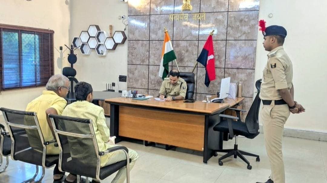 आज दिनांक 21.10.2026 को पुलिस कार्यालय में पुलिस अधीक्षक नवादा के द्वारा जनता दरबार का आयोजन कर आवेदकों की समस्या का निष्पादन किया गया। उक्त आवेदकों के आवेदन के आलोक में अतिशीघ्र निष्पादन हेतु संबंधित थाना को निर्देशित भी किया गया है। Bihar Police