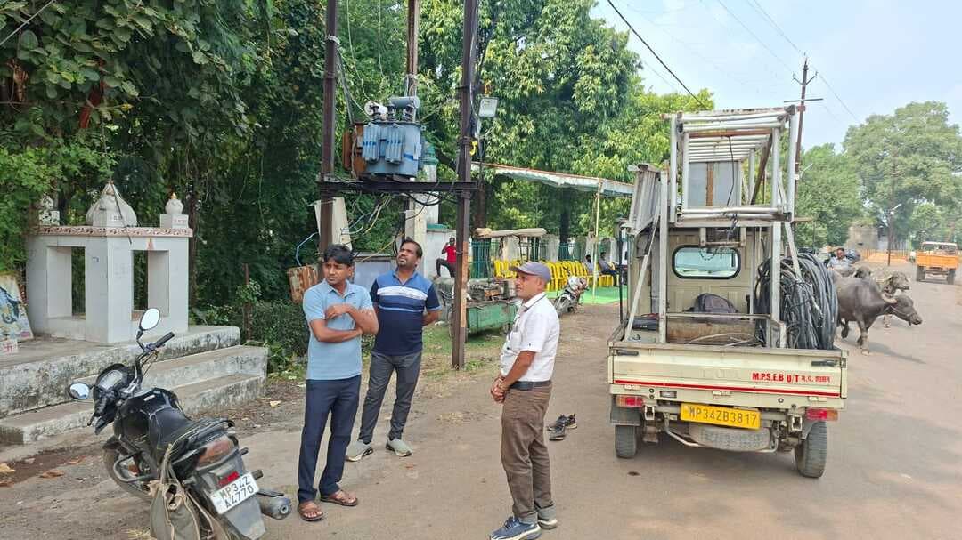 अधीक्षण अभियंता-दमोह ने किया हिण्डोरिया क्षेत्र का औचक भ्रमण,
==
अस्थायी पंप कनेक्शनों की जांच कर प्रगति बढ़ाने दिये सख्त निर्देश
==
अधीक्षण अभियंता-दमोह ने कार्यपालन अभियंता, दक्षिण संभाग-दमोह के साथ संयुक्त रूप से हिण्डोरिया वितरण केन्द्र का औचक भ्रमण किया। भ्रमण के दौरान उनके द्वारा सर्वप्रथम आमखेड़ा में चल रहे पंप कनेक्शनो की जांच की गई तथा रबी सीजन प्रारंभ होने के बाद भी वितरण केन्द्र अंतर्गत अस्थायी पंप कनेक्शनों की प्रगति संतोषजनक नहीं पाये जाने पर प्रभारी कनिष्ठ अभियंता हिण्डोरिया को फील्ड में सघन भ्रमण करते हुए, कनेक्शनो की भौतिक जांच करने तथा अस्थायी पंप कनेक्शनों की प्रगति बढ़ाने के सख्त निर्देश दिये गये। इसके साथ ही वितरण केन्द्र प्रभारी को ए.जी. पंप बकायादारों से वसूली हेतु प्रभावी कार्यवाही करने तथा लोड चैक करने के भी निर्देश दिए गए।
सुचारू विद्युत प्रदाय के साथ दशहरा चल समारोह निर्विघ्न संपन्न,
विद्युत विभाग की टीमों द्वारा प्रातः 5 बजे तक किया गया मुस्तैदी से कार्य
संपूर्ण दमोह जिले के साथ-साथ दमोह शहर में भी दशहरा चल समारोह सुचारू विद्युत प्रदाय के साथ निर्विघ्न संपन्न हुआ। इस हेतु पूर्व में ही अधीक्षण अभियंता-दमोह द्वारा जिले के समस्त वितरण केन्द्र प्रभारियों की बैठक लेकर सुचारू विद्युत प्रदाय के निर्देश दिए गए थे। साथ ही अधीक्षण अभियंता दमोह द्वारा कार्यपालन अभियंता, दक्षिण संभाग-दमोह के साथ दमोह शहर के दुर्गा विसर्जन स्थल (फुटेरा तालाब) एवं दशहरा चल समारोह मार्ग का सघन निरीक्षण किया गया एवं सहायक अभियंता (मेनटेनेंस) दमोह तथा लाइन कर्मचारियों को सतत् विद्युत आपूर्ति सुनिश्चित करने हेतु आवश्यक निर्देश दिये गये थे।
विद्युत विभाग के अधिकारियों एवं कर्मचारियों द्वारा विद्युत व्यवस्था पर सतत् निगरानी रखते हुए, पूरी रात मुस्तैदी से अपने दायित्वों का निर्वहन करते हुए उत्कृष्ट कार्य किया गया। जिसके चलते दशहरा चल समारोह के दौरान किसी भी प्रकार का विद्युत व्यवधान उत्पन्न नहीं हुआ।