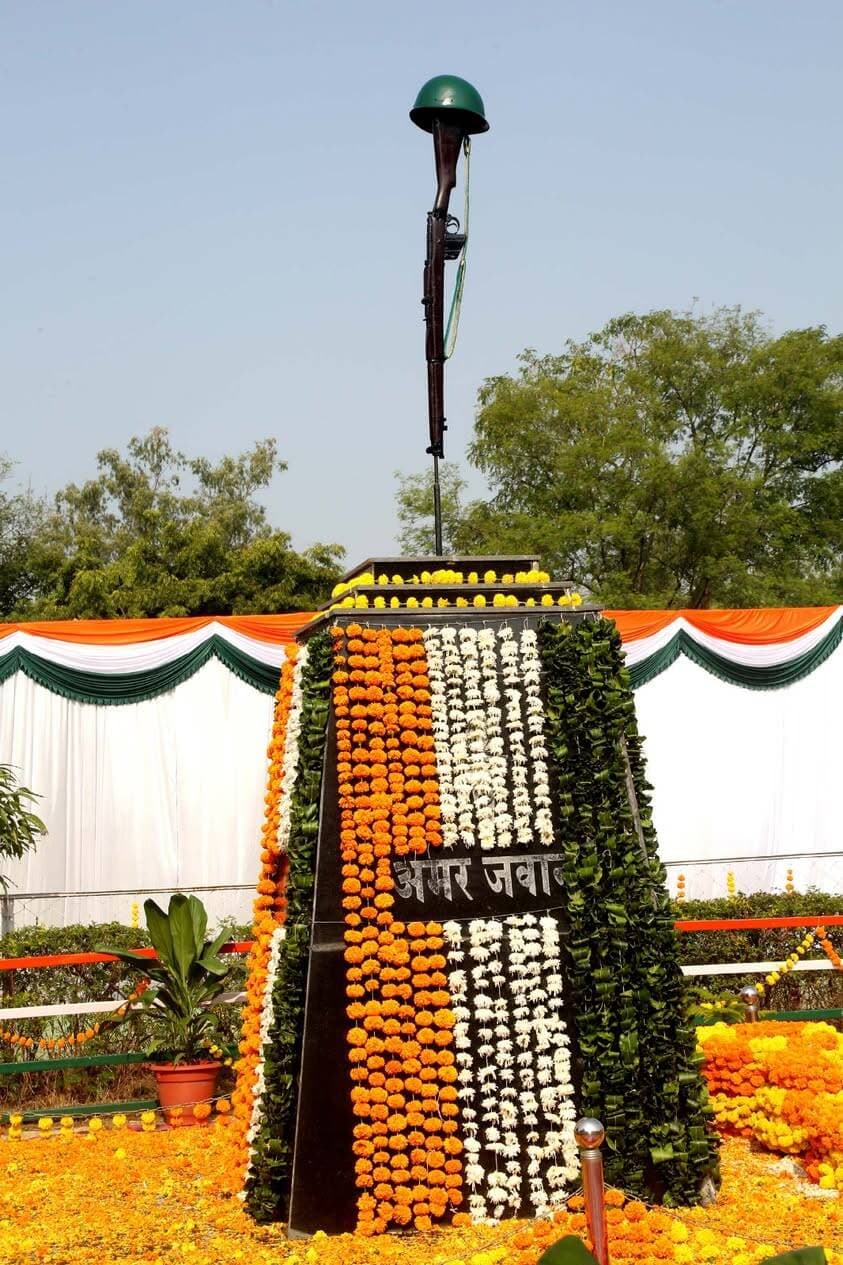 राष्ट्र के लिए अपना सर्वस्व अर्पित करने वाले वीर जवानों का बलिदान कभी भुलाया नहीं जा सकता- राज्यमंत्री श्री लोधी
==
शहीद जवानों के बलिदान से कायम है देश में अमन-चैन और शांति- सांसद श्री लोधी
==
शहीदों के बलिदान को देश हमेशा रखेगा याद- विधायक श्री मलैया
==
वीर जवानों का त्याग और बलिदान सदियों तक राष्ट्र को प्रेरित करता रहेगा - कलेक्टर श्री यादव
==
शहीद जवानों का त्याग और समर्पण सदैव प्रेरणादायी रहेगा- पुलिस अधीक्षक श्री कलादगि
==
पुलिस लाइन में पुलिस स्मृति दिवस पर भव्य परेड आयोजित,
==
154 शहीद जवानों को किया नमन
==
पुलिस स्मृति दिवस के अवसर पर देश की रक्षा एवं सुरक्षा के लिए अपने प्राणों का सर्वोच्च बलिदान देने वाले शहीद जवानों को श्रद्धासुमन अर्पित करने के लिए कार्यक्रम आयोजित किया गया। इस अवसर पर जनप्रतिनिधियो, अधिकारियों एवं उपस्थितजनों ने शहीद जवानों को नमन करते हुए उनके अदम्य साहस, कर्तव्यनिष्ठा और देश के प्रति समर्पण को याद किया। कार्यक्रम के दौरान परेड का आयोजन भी किया गया तथा शहीदों के सम्मान में श्रद्धा सुमन अर्पित किये गये। इस अवसर पर संस्कृति राज्यमंत्री एवं अतिथियो द्वारा शहीद पुलिस अधिकारी स्व. मदन त्रिवेदी के परिजनो का शाल, श्रीफल से सम्मान किया गया।
पुलिस स्मृति दिवस उन वीर जवानों के बलिदान को याद करने का दिन है, जिन्होंने देश की सुरक्षा और नागरिकों की रक्षा करते हुए अपने प्राण न्योछावर कर दिए। शहीद जवानों का त्याग और समर्पण सदैव देशवासियों को प्रेरणा देता रहेगा। इस आशय के विचार प्रदेश के संस्कृति, पर्यटन, धार्मिक न्यास एवं धर्मस्व विभाग राज्यमंत्री (स्वतंत्र प्रभार) धर्मेन्द्र सिंह लोधी ने पुलिस स्मृति दिवस पर पुलिस लाइन में आयोजित भव्य परेड को संबोधित करते हुए व्यक्त किए।
राज्यमंत्री श्री लोधी कहा कि राष्ट्र के लिए अपना सर्वस्व अर्पित करने वाले वीर जवानों का बलिदान कभी भुलाया नहीं जा सकता। उन्होने कार्यक्रम के अंत में सभी शहीद जवानों को पुनः नमन करते हुए उन्हें श्रद्धा सुमन अर्पित किए। साथ ही उनके सर्वोच्च बलिदान को सदैव स्मरण रखने और उनके आदर्शों से प्रेरणा लेने का संदेश दिया गया।
सांसद राहुल सिंह लोधी ने कहा सेना और पुलिस के जवान सीमाओं की सुरक्षा के साथ-साथ बड़े आयोजनों एवं महत्वपूर्ण गतिविधियों के दौरान कानून-व्यवस्था बनाए रखने में अहम भूमिका निभाते हैं। उनके समर्पण और कर्तव्यनिष्ठा से ही जिले, प्रदेश और देश में अमन-चैन एवं शांति कायम रहती है।
सांसद श्री लोधी ने कहा देश की सुरक्षा में समर्पित जवानों और उनके परिजनों का योगदान अतुलनीय है। उन्होंने सभी जवानों का आभार व्यक्त करते हुए कहा उनके साहस और बलिदान के कारण ही देशवासी सुरक्षित वातावरण में जीवनयापन कर रहे हैं।
दमोह विधायक जयंत मलैया ने कहा कि 21 अक्टूबर का दिन उन वीर शहीदों की याद में मनाया जाता है, जिन्होंने अपने प्राणों की आहुति देकर देश की रक्षा की और नागरिकों को हमेशा सुरक्षित रखने का दायित्व निभाया। इन वीर जवानों का त्याग और बलिदान देश कभी नहीं भुला सकता।
विधायक श्री मलैया ने कहा देश की सुरक्षा और आम नागरिकों की रक्षा के लिए अपने प्राण न्योछावर करने वाले शहीदों के प्रति हम सभी के मन में सम्मान और कृतज्ञता का भाव होना चाहिए। उन्होंने शहीदों को नमन करते हुए उनके चरणों में अपनी श्रद्धा सुमन अर्पित किए।
कलेक्टर प्रताप नारायण यादव ने कहा राष्ट्र की एकता, अखंडता, संप्रभुता और सम्मान की रक्षा के लिए अपना सर्वस्व न्योछावर करने वाले वीर जवानों का बलिदान सदैव स्मरणीय रहेगा। उन्होंने कहा समाज में शांति, सद्भाव और कानून व्यवस्था बनाए रखने के लिए अनेक वीर जवानों ने अपने प्राणों की आहुति दी और कर्तव्य पालन करते हुए वीरगति को प्राप्त हुए।
कलेक्टर श्री यादव ने कहा देश के वीर सपूतों के विचार, उनका अदम्य साहस और राष्ट्रभक्ति आने वाली पीढ़ियों को सदियों तक प्रेरणा देते रहेंगे। उनके त्याग और बलिदान से हमें राष्ट्र के प्रति अपने दायित्वों का बोध होता है तथा देश की सेवा के लिए समर्पित रहने की प्रेरणा मिलती है।
उन्होंने कहा हम सभी को वीर जवानों के आदर्शों से प्रेरणा लेकर अपने कर्तव्यों का निष्ठापूर्वक निर्वहन करना चाहिए। साथ ही, राष्ट्र को समृद्ध, सशक्त और उन्नत बनाने में सक्रिय योगदान देने का संकल्प लेना चाहिए। वीर जवानों के प्रति सच्ची श्रद्धांजलि यही होगी कि हम अपने दायित्वों का ईमानदारी से पालन करते हुए देश की प्रगति, एकता और सामाजिक सद्भाव को मजबूत बनाने में अपनी भूमिका निभाएं।
पुलिस अधीक्षक आनंद कलादगि ने कहा कि पुलिस स्मृति दिवस के अंतर्गत आज दमोह पुलिस लाइन में देशभर के उन पुलिसकर्मियों एवं अर्धसैनिक बल के जवानों को याद किया गया, जिन्होंने अपने कर्तव्यों का निर्वहन करते हुए सर्वोच्च बलिदान दिया। उन्होंने कहा इस अवसर पर 154 शहीद पुलिस एवं अर्धसैनिक बल के जवानों के योगदान और बलिदान को स्मरण किया गया।
श्री कलादगि ने कहा शहीद जवानों का त्याग और समर्पण सदैव प्रेरणादायी रहेगा। देश में शांति, सुरक्षा और कानून व्यवस्था बनाए रखने में पुलिस एवं अर्धसैनिक बलों की महत्वपूर्ण भूमिका है। इन जवानों का साहस, कर्तव्यनिष्ठा और राष्ट्र के प्रति समर्पण सभी के लिए प्रेरणा का स्रोत है।
इस अवसर पर दमोह पुलिस द्वारा प्रस्तुत परेड के माध्यम से शहीद जवानों के प्रति सम्मान व्यक्त किया गया। पुलिस स्मृति दिवस का यह आयोजन राष्ट्र की सुरक्षा में अपना सर्वस्व न्योछावर करने वाले वीर जवानों के बलिदान को याद करने और उनके प्रति कृतज्ञता व्यक्त करने का अवसर बना।