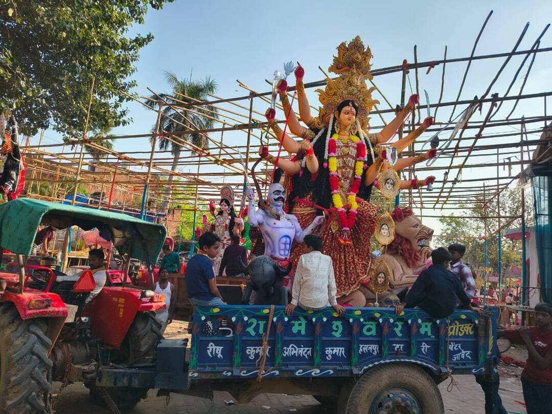 🚔🙏 आप मनाएँ त्योहार सुरक्षित माहौल में, आपकी सुरक्षा के लिए प्रतिबद्ध है जिला प्रशासन, अरवल! 🙏🚔
🌺 मूर्ति विसर्जन को शांतिपूर्ण, सुरक्षित एवं सौहार्दपूर्ण वातावरण में संपन्न कराने हेतु जिला प्रशासन एवं अरवल पुलिस पूरी तरह मुस्तैद!
जिला पदाधिकारी, अरवल श्रीमती अमृषा बैंस एवं पुलिस अधीक्षक, अरवल श्री किरण कुमार गोरख जाधव के निर्देशानुसार जिले के विभिन्न मूर्ति विसर्जन स्थलों एवं विसर्जन मार्गों पर सुरक्षा एवं विधि-व्यवस्था के व्यापक इंतजाम किए गए हैं।
👮♂️ संवेदनशील स्थलों एवं प्रमुख मार्गों पर प्रतिनियुक्त दंडाधिकारी, पुलिस पदाधिकारी एवं पुलिस बल पूरी सतर्कता के साथ तैनात हैं। श्रद्धालुओं की सुरक्षा, भीड़ प्रबंधन एवं सुगम आवागमन सुनिश्चित करने हेतु विशेष निगरानी रखी जा रही है।
🙏 जिला प्रशासन, अरवल की अपील—
सभी श्रद्धालु शांतिपूर्ण एवं सौहार्दपूर्ण वातावरण में मूर्ति विसर्जन संपन्न करें। प्रशासन का सहयोग करें तथा किसी भी प्रकार की अफवाहों पर ध्यान न दें।
✨ आपकी सुरक्षा, हमारी प्राथमिकता!
🤝 शांति, सुरक्षा और सौहार्द के लिए सदैव तत्पर — जिला प्रशासन, अरवल।
#DistrictAdministrationArwal #ArwalPolice #BiharPolice #DurgaPuja2026 #MurtiVisarjan #SafeArwal #Dial112
Bihar Police
Home Department, Govt. of Bihar
District Administration Arwal
Information & Public Relations Department, Government of Bihar