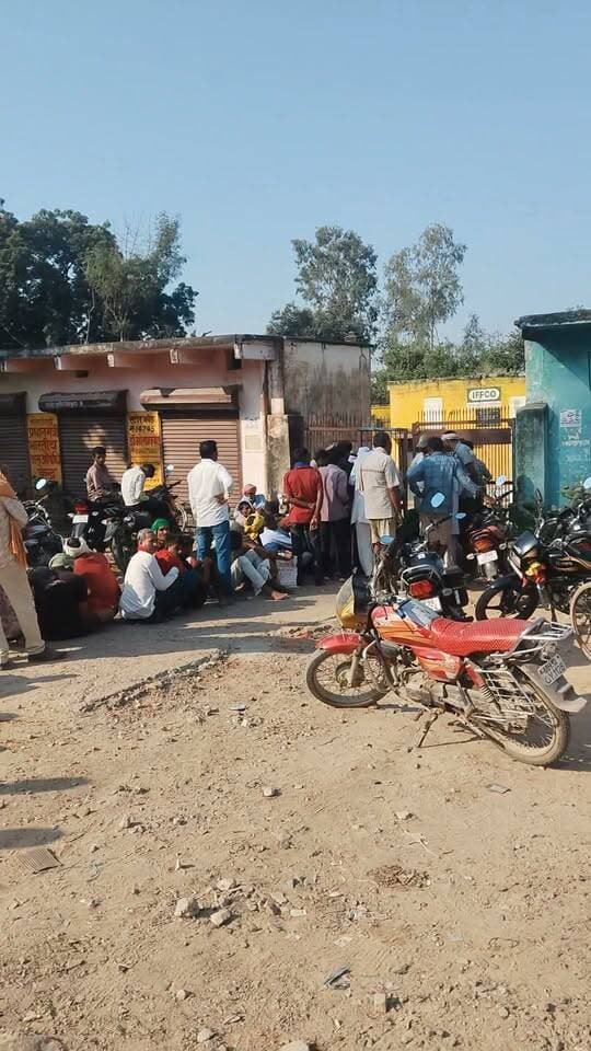 चित्रकूट: पहाड़ी कस्बे में खाद के लिए सुबह से लगी लंबी कतार, भूखे-प्यासे किसान कर रहे इंतजार
चित्रकूट। जनपद चित्रकूट के पहाड़ी कस्बे में खाद लेने के लिए किसानों की लंबी कतार देखने को मिली। सुबह से ही क्षेत्र के विभिन्न गांवों से पहुंचे किसान खाद प्राप्त करने की उम्मीद में लाइन में खड़े नजर आए। खाद की चिंता के चलते किसान सुबह-सुबह घरों से निकलकर कस्बे पहुंच गए और अपनी बारी आने का इंतजार करने लगे।
बताया जा रहा है कि पहाड़ी क्षेत्र के कई गांवों से किसान खाद लेने के लिए पहुंचे हैं। सुबह से लाइन में लगे किसानों को काफी देर तक इंतजार करना पड़ रहा है। किसानों के सामने खेती-किसानी का काम समय पर पूरा करने की चिंता बनी हुई है। ऐसे में खाद के लिए घंटों इंतजार करना उनके लिए परेशानी का कारण बन रहा है।
किसानों का पूरा दिन खाद की व्यवस्था करने में बीत रहा है। कई किसान भूखे-प्यासे लाइन में खड़े होकर अपनी बारी का इंतजार कर रहे हैं। किसानों को उम्मीद है कि उन्हें समय रहते खाद मिल जाएगी, जिससे खेतों में कृषि कार्य प्रभावित न हो।
अब सवाल यह उठता है कि किसानों को खाद के लिए इतनी लंबी कतारों में क्यों खड़ा होना पड़ रहा है। संबंधित अधिकारियों को खाद की उपलब्धता और वितरण व्यवस्था पर ध्यान देने की जरूरत है, ताकि किसानों को अनावश्यक परेशानी का सामना न करना पड़े और उन्हें समय पर खाद उपलब्ध हो सके।