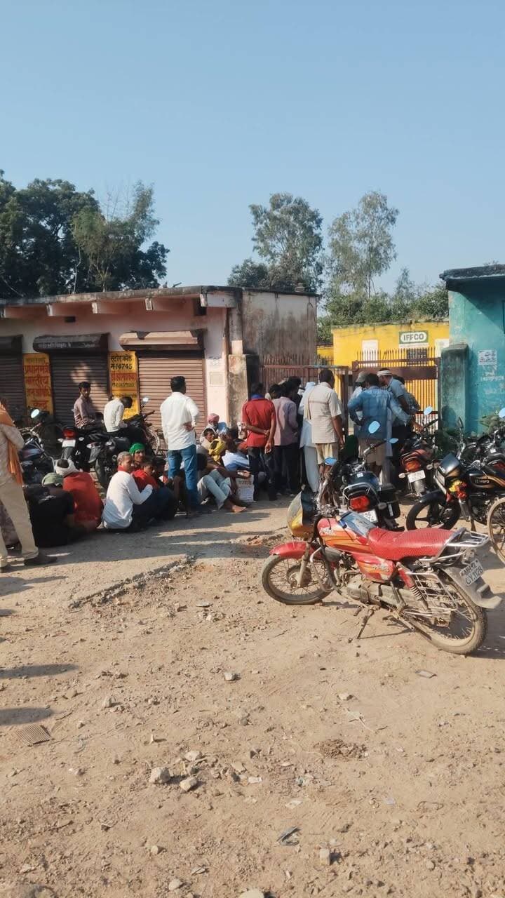 चित्रकूट: पहाड़ी कस्बे में खाद के लिए सुबह से लगी लंबी कतार, भूखे-प्यासे किसान कर रहे इंतजार
चित्रकूट। जनपद चित्रकूट के पहाड़ी कस्बे में खाद लेने के लिए किसानों की लंबी कतार देखने को मिली। सुबह से ही क्षेत्र के विभिन्न गांवों से पहुंचे किसान खाद प्राप्त करने की उम्मीद में लाइन में खड़े नजर आए। खाद की चिंता के चलते किसान सुबह-सुबह घरों से निकलकर कस्बे पहुंच गए और अपनी बारी आने का इंतजार करने लगे।
बताया जा रहा है कि पहाड़ी क्षेत्र के कई गांवों से किसान खाद लेने के लिए पहुंचे हैं। सुबह से लाइन में लगे किसानों को काफी देर तक इंतजार करना पड़ रहा है। किसानों के सामने खेती-किसानी का काम समय पर पूरा करने की चिंता बनी हुई है। ऐसे में खाद के लिए घंटों इंतजार करना उनके लिए परेशानी का कारण बन रहा है।
किसानों का पूरा दिन खाद की व्यवस्था करने में बीत रहा है। कई किसान भूखे-प्यासे लाइन में खड़े होकर अपनी बारी का इंतजार कर रहे हैं। किसानों को उम्मीद है कि उन्हें समय रहते खाद मिल जाएगी, जिससे खेतों में कृषि कार्य प्रभावित न हो।
अब सवाल यह उठता है कि किसानों को खाद के लिए इतनी लंबी कतारों में क्यों खड़ा होना पड़ रहा है। संबंधित अधिकारियों को खाद की उपलब्धता और वितरण व्यवस्था पर ध्यान देने की जरूरत है, ताकि किसानों को अनावश्यक परेशानी का सामना न करना पड़े और उन्हें समय पर खाद उपलब्ध हो सके।