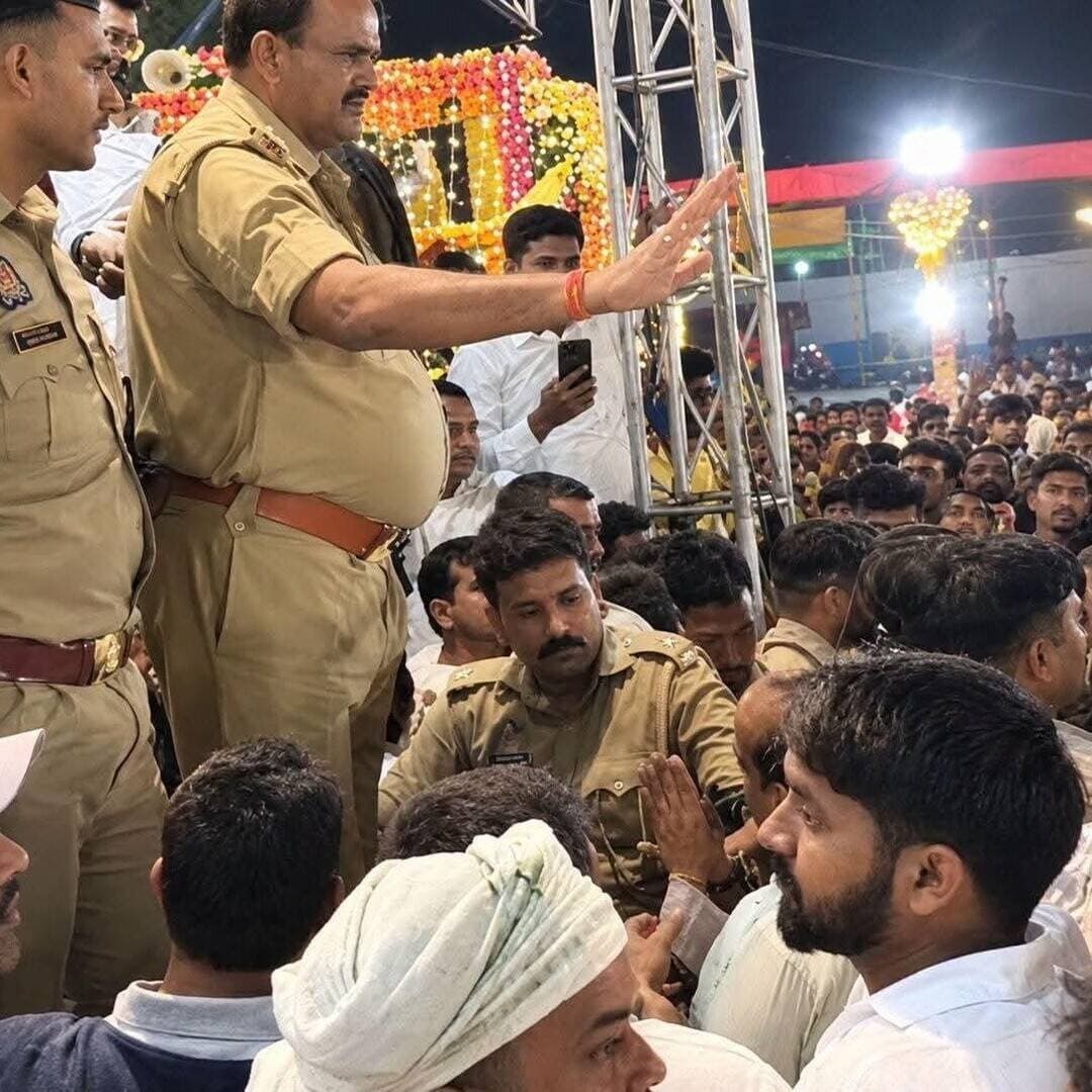 💥 हाईवोल्टेज ड्रामा: रामलीला के मंच पर भिड़े BJP विधायक और पूर्व विधायक के समर्थक, बीच-बचाव में गिरे CO और पुलिसकर्मी!
#Gonda ! #करनैलगंज की ऐतिहासिक रामलीला के समापन पर आयोजित सम्मान समारोह में जमकर बवाल हो गया। मंच पर चढ़ने और रसूख की होड़ में वर्तमान भाजपा विधायक अजय कुमार सिंह और पूर्व विधायक के पुत्र कुंवर शारदेन मोहन सिंह के समर्थक आपस में भिड़ गए।
देखते ही देखते बात इतनी बढ़ गई कि मंच पर ही लात-घूंसे और धक्का-मुक्की शुरू हो गई। हंगामा शांत कराने पहुंचे सीओ विनय कुमार सिंह और स्थानीय पुलिसकर्मी भी समर्थकों की धक्का-मुक्की की वजह से नीचे गिर पड़े।