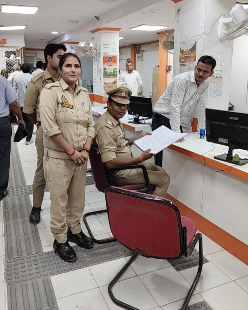 #Balrampur ! बैंकों की सुरक्षा पर पुलिस का पहरा, साइबर फ्रॉड से बचाव के लिए किया जागरूक...
#बलरामपुर। जिले में सुरक्षा एवं कानून-व्यवस्था बनाए रखने के लिए बलरामपुर पुलिस ने बैंकों, डाकघरों, जनसेवा केंद्रों और अन्य वित्तीय संस्थानों में सघन चेकिंग अभियान चलाया। पुलिस अधीक्षक मार्तण्ड प्रकाश सिंह के निर्देशन में चलाए गए अभियान के दौरान संदिग्ध व्यक्तियों व वाहनों की जांच की गई। साथ ही, लोगों को साइबर फ्रॉड से बचाव और सुरक्षित बैंकिंग के प्रति जागरूक किया गया।
अभियान के तहत सभी थाना प्रभारियों, चौकी प्रभारियों और मिशन शक्ति टीमों ने अपने-अपने क्षेत्रों में वित्तीय संस्थानों की सुरक्षा व्यवस्था का जायजा लिया। पुलिस टीमों ने सीसीटीवी कैमरों, फायर अलार्म सहित अन्य सुरक्षा उपकरणों की कार्यशीलता जांची और बैंक अधिकारियों व कर्मचारियों से सुरक्षा संबंधी जानकारी ली।
इस दौरान बैंक में मौजूद लोगों को साइबर ठगी से बचने के उपाय बताए गए। वहीं, ड्यूटी पर तैनात पुलिसकर्मियों को सतर्क रहने और संदिग्ध गतिविधियों पर नजर रखने के निर्देश दिए गए। पुलिस ने स्पष्ट किया कि किसी भी संदिग्ध गतिविधि की जानकारी तत्काल संबंधित अधिकारियों को दी जाए।
बलरामपुर पुलिस ने कहा कि वित्तीय संस्थानों की सुरक्षा मजबूत करने और साइबर अपराधों के प्रति लोगों को जागरूक करने के लिए अभियान लगातार जारी रहेगा।
#balrampur