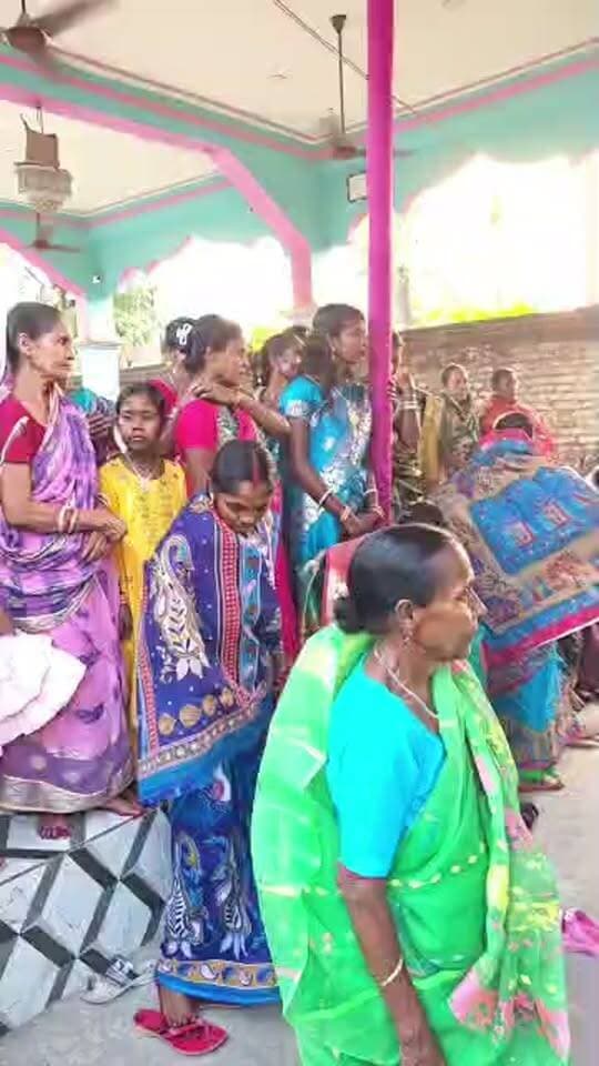 বিদায় বেলা ঢাকের বাদ্যি আর উলুধ্বনিতে বিজয়া দশমীর আবহে মেতে উঠেছে বাঙালি...!