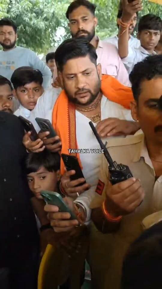 हम ब्राह्मण है तुम छोटी जात के माफी मांग लोगे तो क्या चला जाएगा, महिलाओं ने सीएमओ से माफी मांगने रखी बात, मामले ने पकड़ा तूल...
फुटेरा तालाब पर दुर्गा समिति के सदस्यों और सीएमओ के बीच हुए विवाद का एक और वीडियो वायरल, लोगो के द्वारा दी जा रही तरह-तरह की प्रतिक्रियाएं
