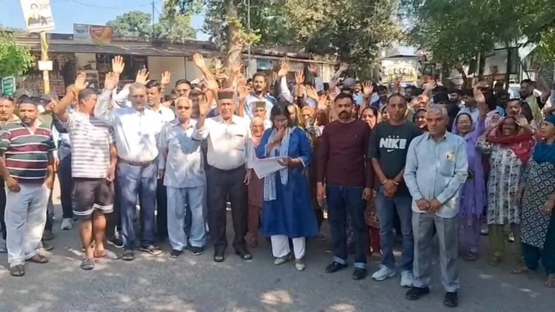अम्ब: पंजोआ में सरकारी भूमि पर कब्जे को लेकर ग्रामीणों का विरोध प्रदर्शन