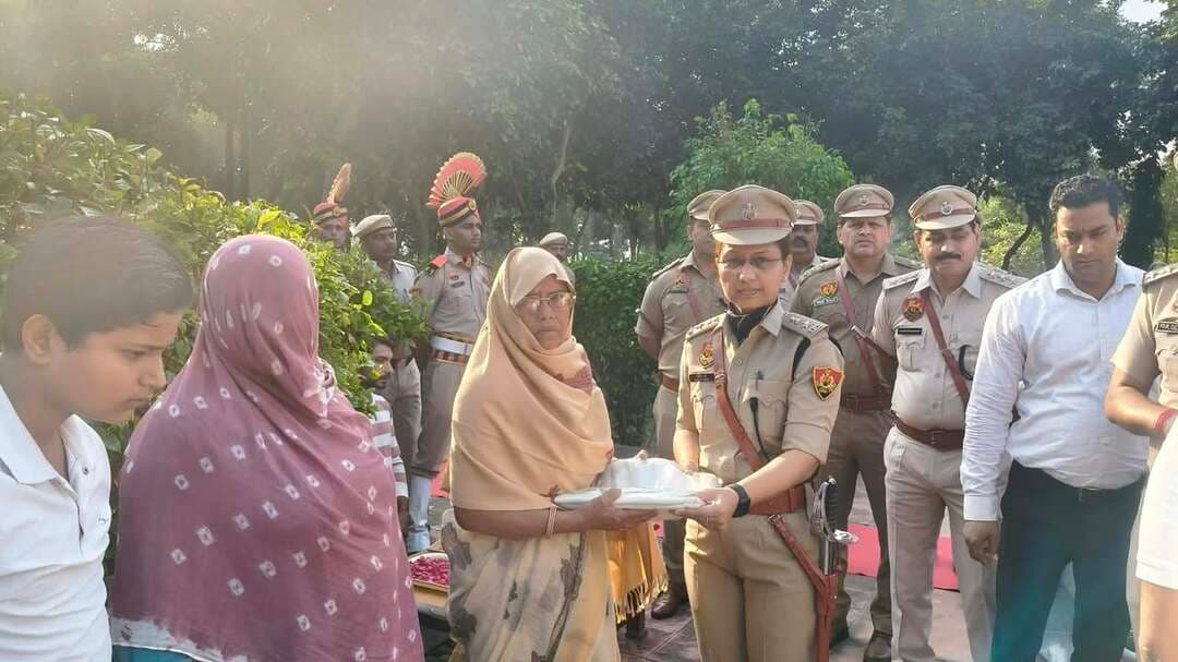 जिला पुलिस लाइन, पलवल में हर वर्ष की भांति 21 अक्टूबर को पुलिस शहीदी स्मृति दिवस एवं पुलिस झंडा दिवस मनाया गया।
Aonenews अरविन्द बक्शी
शहीद जवानों की शहादत एवं वीरगति को कभी भुलाया नहीं जा सकता- दीप्ति गर्ग, पुलिस अधीक्षक पलवल।
*जिला पलवल के दो वीर सपूतों ने अपने कर्तव्य के दौरान अपनी जान की थी न्योछावर, पाया शहीद का दर्जा।*
*एक वर्ष की अवधि में देश भर के 154 जवानों ने देश के लिए अपने प्राणों को न्यौछावर कर दी शहादत।*
*अपने कर्तव्य/ड्यूटी के दौरान अपनी शाहदत देने वाले पुलिस के शहीद जवानों को याद किया गया व शहीद स्मारक पर पुष्प चक्र व पुष्प माला अर्पित कर उन्हें दी गई श्रद्धांजलि*
*पुलिस अधीक्षक, पलवल दीप्ति गर्ग आईपीएस द्वारा शहीदों के परिवारों को सम्मानित किया गया, एसपी ने कहा पुलिस प्रशासन सदैव आपके साथ है।*
पुलिस प्रवक्ता से प्राप्त जानकारी अनुसार आज 21 अक्टूबर 2026 बुधवार को पुलिस लाईन पलवल के प्रांगण में स्थित शहीद स्मारक स्थल पर पुलिस स्मृति एंव झंडा दिवस मनाया गया । इस अवसर पर देश के लिये शहीद हुये पुलिस व अर्ध सैनिक बल के जवानो को जिला पुलिस पलवल की तरफ से श्रद्वासुमन अर्पित कर उन्हे श्रद्वांजलि दी गई तथा इसके पश्चात पुलिस अधीकारियों व कर्मचारियों द्वारा एक दुसरे की शर्ट पर पुलिस ध्वज लगाकर पुलिस झंडा दिवस मनाया ।
शहीद स्मृति दिवस के अवसर पर जिला पुलिस अधीक्षक दीप्ति गर्ग ने इस अवसर पर देश के लिये शहीद हुए पुलिस व अर्ध सैनिक बल के जवानों को पुष्प च्रक अर्पित कर नमन किया । पुलिस अधीक्षक ने कहा कि देश की रक्षा कर अपने प्राण न्यौछावर करने वाले शहीदो से प्रेरणा लेकर अपने जीवन मे प्रण करना चाहिये की हम अपने सामने आने वाली किसी भी चुनौती का दृढता से सामना करेगें चाहे हमे इसके लिये प्राणो की भी आहुति क्यों न देनी पडे ।
उन्होनें कहा की साल 1959 से चीन से सटी भारतीय सीमा की रक्षा में बलिदान देने वाले दस पुलिसकर्मियों की याद में यह खास दिन मनाना शुरु किया गया । यह भी कहा कि देश की सीमा की रक्षा में लगे सैन्य बलों के बलिदान की आपने कई काहनियां सुनी होंगी लेकिन हमारे पुलिस कर्मियों के शौर्य और बलिदान का इतिहास भी किसी से कम नहीं है । कुछ ऐसा ही साल 1959 में हुआ था जब पुलिसकर्मी पीठ दिखाने की बजाय चीनी सैनिको की गोलियां सीने पर खाकर शहीद हुये । चीन के साथ देश की सीमा की रक्षा करते हुये जो बलिदान दिया था उसकी य़ाद में हर साल पुलिस स्मृति दिवस मनाया जाता है । ये बात 21 अक्टूबर साल 1959 की है जब 10 पुलिसकर्मियों ने अपना बलिदान दिया था तब तिब्बत के साथ भारत की 2,500 मील की सीमा की निगरानी की जिम्मेदारी भारत के पुलिसकर्मियों की थी । इस घटना से एक दिन पहले 20 अक्टूबर 1959 को तीसरी बटालियन की एक कंपनी को उत्तर पूर्वी लद्दाख में हॉट स्प्रिंग्स नाम के स्थान पर तैनात किया गय़ा था । इस कंपनी को 3 टुकड़ियों में बांटकर सीमा सुरक्षा की बागडोर दी गई थी । लाइन ऑफ कंट्रोल में जवान गश्त के लिये निकले । आगे गई दो टुकड़ी के सदस्य उस दिन दोपहर बाद तक लौट आये लेकिन तीसरी टुकड़ी के सदस्य नहीं लौटे । उसी टुकड़ी में दो पुलिस कॉस्टेबल और पोर्टर शामिल थे । अगले दिन फिर सभी जवानों को इकट्ठा किया गया औऱ गुमशुदा लोगों (जवानों) की तलाश के लिये एक टुकड़ी का गठन किया गया।
उन्होंने बताया कि गुमशुदा हो गए पुलिसकर्मियों की तलाश में तत्कालीन डीसीआईओ करम सिंह के नेतृत्व में एक टुकड़ी 21 अक्टूबर 2018 को सीमा के लिए निकली । इस टुकड़ी में करीब 20 पुलिसकर्मी शामिल थे। करम सिंह घोड़े पर सवार पर थे जबकि बाकी पुलिसकर्मी पैदल थे । पैदल सैनिकों को तीन टुकड़ियों में बांट दिया गया था । तभी दोपहर के समय चीन के सैनिंकों ने एक पहाड़ी से गोलियां चलाना औऱ ग्रनेड फेंकना शुरु कर दिया । अपने साथियों की तलाश में निकली ये टुकड़ियां खुद की सुरक्षा का कोई उपाय नहीं करके गई थी इसलिए ज्यादातर सैनिक घायल हो गए । तब उस हमले में देश 10 वीर शहीद हो गए जबकि सात अन्य बुरी तरह घायल हो गये । यही नहीं , इन सातों घायल पुलिसकर्मियों को चीनी सैनिक बंदी बनाकर ले गये जबकि बाकी अन्य पुलिसकर्मी वहां से निकलने में कामयाब रहे । 13 नवंबर ,1959 को शहीद हुये दस पुलिसकर्मियों का शव चीनी सैनिकों ने लौटा दिया । उन पुलिसकर्मियों का अंतिम संस्कार हॉट स्प्रिंग्स में पूरे पुलिस सम्मान के साथ हुआ । उन्ही शहीदों के सम्मान में हर साल 21 अक्टूबर को नेशनल पुलिस डे या पुलिस स्मृति दिवस मनाया जाता है ।
*ऐसे हुई स्मृति दिवस मनाने की शुरुआत :-*
जनवरी 1960 में राज्यों और केंद्र शासित प्रदेशों के पुलिस महानिरक्षकों का वार्षिक सम्मेलन हुआ था । इस सम्मेलन में लद्दाख में शहीद हुए उन वीर पुलिसकर्मनियों और साल के दौरान ड्यूटी पर जान गंवाने वाले अन्य पुलिसकर्मियों को सम्मानित करने का फैसला लिया गया।
*जिला पलवल के वीर सपूतों की गौरव गाथा*
जिला पलवल के वीर शहीद सपूतों की गौरव गाथा बताते हुए जिला पुलिस अधीक्षक ने कहा कि पलवल जिले के गांव गुदराना निवासी ईएचसी बाबूराम वा उटावड़ निवासी सिपाही उमर मोहम्मद अपने कर्तव्तयों का पालन करते हुए देश के लिए अपने प्राणों की आहुति देते हुए शहीद हुए। ईएचसी बाबूराम 9 दिसंबर वर्ष 2009 में गुरुग्राम में तैनात थे उसी समय कंट्रोल रूम से मिली सूचना के आधार पर वह खांडसा मार्ग पर बोलेरो गाड़ी को रूकवाने का प्रयास कर रहे थे उसी दौरान बोलेरो कार चालक ने बाबूराम को सीधी टक्कर मार दी। जिससे मौके पर बाबूराम शहीद हो गए। वहीं सिपाही उमर मोहम्मद 8 फरवरी वर्ष 2008 को गुरुग्राम में तैनात थे और राजस्थान के भरतपुर में कुख्यात अपराधियों की धरपकड़ करने के दौरान व अपराधियों की गोली का शिकार हुए और वीरगति को प्राप्त हो गए। दोनों शहीद पुलिस कर्मियों को उनके बलिदान व अदम्य सहास के लिए देश के राष्ट्रपति द्वारा राष्ट्रपति पुलिस पदक से सम्मानित किया गया है।
इस दौरान पुलिस अधीक्षक द्वारा पिछले 1 वर्ष में शहीद हुए 154 जवानों के नाम पढे गए। सभी शहीद जवानों को याद कर उन्हें श्रद्धांजलि अर्पित की गई। इस अवसर पर डीएसपी श्री सुरेश भडाना, डीएसपी श्री नरेंद्र खटाना, डीएसपी श्री भारतेन्द्र सहित सभी थाना व चौकी प्रभारियों के अतिरिक्त अनेक पुलिस कर्मचारियो ने पुष्प चढाकर शहीदो को श्रद्वासुमन अर्पित किया ।
इस अवसर पर जिला पुलिस अधीक्षक दीप्ति गर्ग आईपीएस ने शहीदों के परिवारों को सम्मानित करते हुए उन्हें आश्वासन दिया कि पुलिस प्रशासन हर समय उनके साथ है। वहीं दोनों शहीद परिवार ने कहा कि आज उन्हें अपने शहीदों की कुर्बानी का बिल्कुल भी गम नहीं बल्कि गर्व है कि उनकी जान देश की रक्षा के काम आई।
