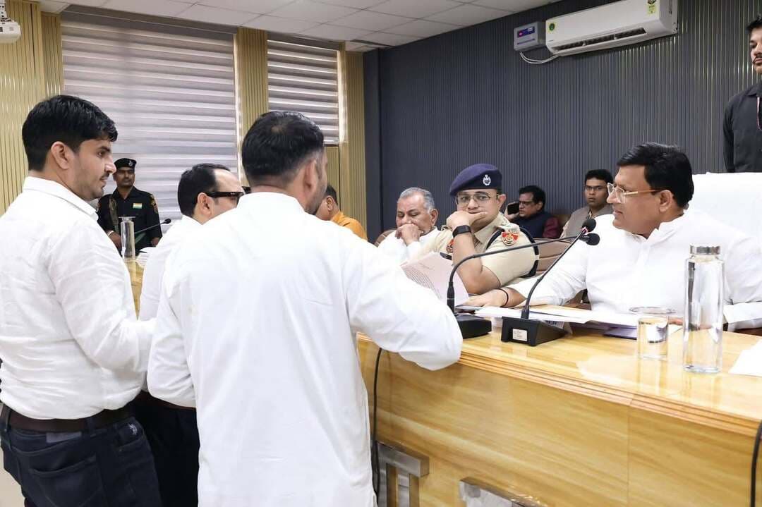 नूंह-कैबिनेट मंत्री विपुल गोयल ने शिकायत निवारण समिति में बैठक की अध्यक्षता की
नूंह,21 अक्टूबर।
Aonenews अरविन्द बक्शी
हरियाणा सरकार में कैबिनेट मंत्री विपुल गोयल ने बैठक के दौरान आमजन की समस्याओं और शिकायतों को विस्तार से सुना तथा संबंधित अधिकारियों को प्रत्येक शिकायत पर गंभीरता से विचार करते हुए उनका समयबद्ध और प्रभावी समाधान सुनिश्चित करने के निर्देश दिए।
जनता की समस्याओं का समाधान करना और उन्हें सरकारी योजनाओं एवं सेवाओं का लाभ सुगमता से उपलब्ध कराना हमारी प्राथमिकता है। बैठक में अधिकारियों को निर्देशित किया कि शिकायतों के निस्तारण में पारदर्शिता और जवाबदेही सुनिश्चित की जाए तथा प्रत्येक मामले में नियमानुसार उचित कार्रवाई की जाए।
हमारी सरकार जनसेवा की भावना के साथ आमजन की अपेक्षाओं पर खरा उतरने और उनकी समस्याओं के समाधान के लिए प्रतिबद्ध है। हमारा प्रयास है कि प्रत्येक नागरिक की बात सुनी जाए और उसे न्यायसंगत समाधान मिले।