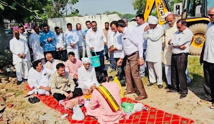 राजा जैत सिंह की प्रतिमा लगाने के लिए मंत्री राजेश नागर के भाई ने किया भूमि पूजन
मंत्री राजेश नागर पहले ही संचालन समिति को सौंप चुके हैं 17 लाख रुपए का चैक
फरीदाबाद Aonenews अरविन्द बक्शी
नीमका स्टेडियम में राजा जैत सिंह की और विशाल मूर्ति लगाने के लिए भूमि पूजन का कार्य आज संपन्न हुआ। इस अवसर पर हरियाणा सरकार के मंत्री राजेश नागर के भाई भाजपा नेता अमन नागर मुख्य अतिथि रहे।
आज मूर्ति लगाने के लिए प्लेटफार्म बनाने से पूर्व भूमि पूजन कार्य संपन्न हुआ। इस अवसर पर मंत्री राजेश नागर के भाई भाजपा नेता अमन नागर ने कहा कि राजा जैत सिंह का इतिहास हमारी आने वाली पीढ़ियों को राष्ट्रभक्ति और सेवा का मार्ग दिखाए, इसके लिए उनकी यादों को संजोकर रखना हमारा प्रथम कर्तव्य है। इसके लिए ही राजा जैत सिंह स्टेडियम में महान राजा जैत सिंह की विशाल प्रतिमा लगाने का निर्णय पिछले दिनों समाज के प्रमुख लोगों ने लिया था। जिसके लिए जनवरी में ही मंत्री राजेश नागर ने 17 लाख रुपए का चैक संचालन समिति को सौंप दिया था। अब जबकि मूर्ति का निर्माण कार्य पूरा हो गया है तो भूमि पूजन कर प्लेटफॉर्म बनाने, आसपास के सौंदर्यीकरण करने आदि का काम किया जाएगा। उन्होंने कहा कि हमें अपने नायकों को याद रखना है और आने वाली पीढ़ियों को उनकी कहानियां, चरित्र विरासत में देकर जाना है। इसके अंतर्गत जल्द ही भव्य समारोह में राजा जैत सिंह की पहले से विशाल और सुंदर प्रतिमा लगाई जाएगी। समाज ने इस कार्य के संचालन के लिए बाकायदा एक समिति बनाई है जिसके नेतृत्व में यह समस्त कार्य किया जा रहा है।
इस अवसर पर चौधरी धर्मपाल नागर, चौधरी जय करण नागर, मास्टर भरत सिंह, करण सिंह नंबरदार, राजेंद्र नागर, पैमी मेंबर, हरिचंद मेंबर, हरिचंद थानेदार, राजिंदर थानेदार, अजित सरपंच, रामू नागर, राजबीर सरपंच, रूपी सरपंच, अनिल नंबरदार, प्रताप नागर, लीलू पहलवान, समय नागर, सोनू पंडित आदि बड़ी संख्या में स्थानीय निवासी मौजूद रहे।