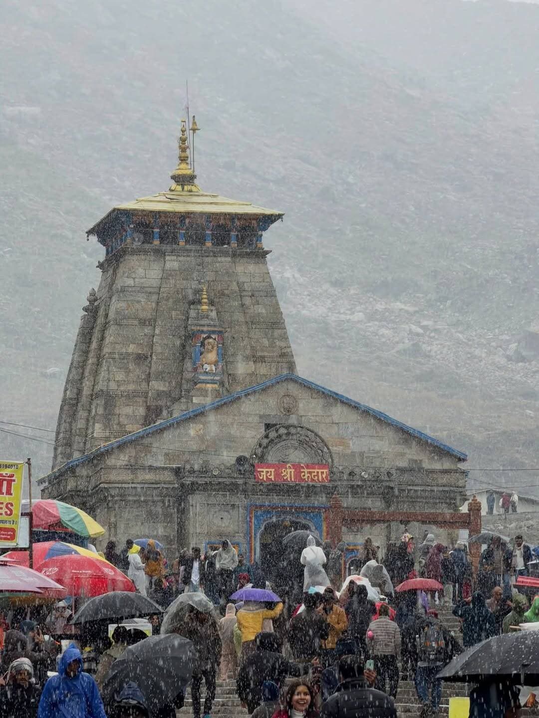 बाबा केदारनाथ धाम में आज फिर से हुई हल्की बर्फबारी