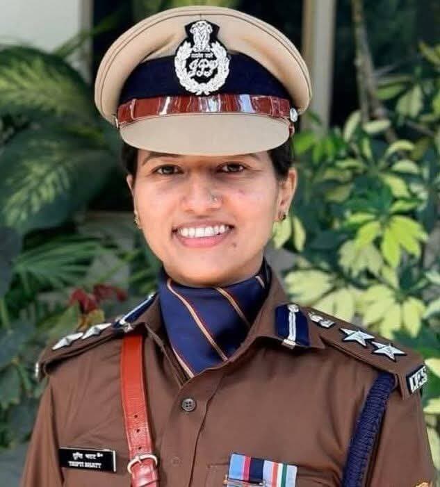 🚨 उत्तराखंड की बेटी IPS तृप्ति भट्ट को CBI में बड़ी जिम्मेदारी! SP बनने पर बढ़ा देवभूमि का मान, बेटियों के लिए बनीं मिसाल
ईमानदारी, अनुशासन और कर्तव्यनिष्ठा से बनाई अलग पहचान; CBI में SP की जिम्मेदारी मिलने पर मिल रहीं बधाइयां, प्रदेश की बेटियों के लिए बनीं प्रेरणा।
उत्तराखंड। देवभूमि की बेटी और भारतीय पुलिस सेवा (IPS) की अधिकारी तृप्ति भट्ट को केंद्रीय जांच ब्यूरो (CBI) में पुलिस अधीक्षक (SP) की महत्वपूर्ण जिम्मेदारी मिलने पर उत्तराखंड में खुशी और गर्व का माहौल है। उनकी इस उपलब्धि को प्रदेश की बेटियों की प्रतिभा, मेहनत और समर्पण का प्रतीक बताते हुए उन्हें बधाइयां दी जा रही हैं।
तृप्ति भट्ट की पहचान एक अनुशासित, कर्तव्यनिष्ठ और सख्त कार्यशैली वाली अधिकारी के रूप में रही है। अपने दायित्वों के प्रति गंभीरता और स्पष्ट निर्णय लेने की शैली के चलते उन्होंने अपनी अलग पहचान बनाई है। उनकी नई जिम्मेदारी को उनके पेशेवर सफर का महत्वपूर्ण पड़ाव माना जा रहा है।
अल्मोड़ा की बेटी, टिहरी की बहू होने से बढ़ा गौरव
टिहरी गढ़वाल से जुड़े लोगों के लिए यह उपलब्धि खास मायने रखती है। तृप्ति भट्ट अल्मोड़ा की बेटी और टिहरी गढ़वाल की बहू हैं। देवभूमि के इन दोनों क्षेत्रों से उनका जुड़ाव इस उपलब्धि को स्थानीय स्तर पर भी विशेष बनाता है।
उनकी उपलब्धि पर खुशी जाहिर करते हुए लोगों का कहना है कि जब उत्तराखंड की बेटियां अपनी योग्यता और मेहनत के दम पर देश की प्रतिष्ठित संस्थाओं में महत्वपूर्ण जिम्मेदारियां संभालती हैं, तो इससे पूरे प्रदेश का मान बढ़ता है।
ईमानदारी और कर्तव्यनिष्ठा से बनाई पहचान
वर्दी का सम्मान केवल पद या अधिकार से नहीं, बल्कि जिम्मेदारी निभाने के तरीके और जनता के विश्वास से भी जुड़ा होता है। तृप्ति भट्ट की कार्यशैली और अनुशासन को उनकी पहचान का महत्वपूर्ण हिस्सा माना जाता है।
CBI जैसी प्रतिष्ठित जांच एजेंसी में SP की जिम्मेदारी मिलने के साथ उनसे जुड़ी शुभकामनाओं और अपेक्षाओं का सिलसिला भी बढ़ा है। उनकी उपलब्धि उन युवाओं, विशेषकर बेटियों के लिए प्रेरणा है, जो मेहनत और लगन के दम पर देशसेवा में आगे बढ़ना चाहते हैं।
नई जिम्मेदारी के लिए शुभकामनाएं
तृप्ति भट्ट को CBI में नई जिम्मेदारी मिलने पर हार्दिक बधाई एवं शुभकामनाएं दी गई हैं। उनके उज्ज्वल भविष्य की कामना करते हुए उम्मीद जताई गई है कि वे अपनी कर्तव्यनिष्ठा, अनुशासन और समर्पण के साथ आगे भी नई उपलब्धियां हासिल करेंगी और उत्तराखंड का नाम रोशन करती रहेंगी।
देवभूमि की बेटियों की सफलता केवल व्यक्तिगत उपलब्धि नहीं, बल्कि पूरे प्रदेश के लिए गर्व और प्रेरणा का विषय है।
Haridwar Stambh Vasudev
<nis:link nis:type=tag nis:id=triptibhatt nis:value=TriptiBhatt nis:enabled=true nis:link/> <nis:link nis:type=tag nis:id=ipstriptibhatt nis:value=IPSTriptiBhatt nis:enabled=true nis:link/> <nis:link nis:type=tag nis:id=cbi nis:value=CBI nis:enabled=true nis:link/> <nis:link nis:type=tag nis:id=uttarakhandnews nis:value=UttarakhandNews nis:enabled=true nis:link/> <nis:link nis:type=tag nis:id=उत्तराखंडकीबेटी nis:value=उत्तराखंडकीबेटी nis:enabled=true nis:link/> <nis:link nis:type=tag nis:id=अल्मोड़ा nis:value=अल्मोड़ा nis:enabled=true nis:link/> <nis:link nis:type=tag nis:id=टिहरीगढ़वाल nis:value=टिहरीगढ़वाल nis:enabled=true nis:link/> <nis:link nis:type=tag nis:id=देवभूमि nis:value=देवभूमि nis:enabled=true nis:link/> <nis:link nis:type=tag nis:id=उत्तराखंडगौरव nis:value=उत्तराखंडगौरव nis:enabled=true nis:link/> <nis:link nis:type=tag nis:id=नारीशक्ति nis:value=नारीशक्ति nis:enabled=true nis:link/> <nis:link nis:type=tag nis:id=महिलासशक्तिकरण nis:value=महिलासशक्तिकरण nis:enabled=true nis:link/> <nis:link nis:type=tag nis:id=देशसेवा nis:value=देशसेवा nis:enabled=true nis:link/> <nis:link nis:type=tag nis:id=uttarakhandpride nis:value=UttarakhandPride nis:enabled=true nis:link/> <nis:link nis:type=tag nis:id=uttarakhandlive24 nis:value=UttarakhandLive24 nis:enabled=true nis:link/> <nis:link nis:type=tag nis:id=ipstriptibhatt nis:value=IPSTriptiBhatt nis:enabled=true nis:link/> <nis:link nis:type=tag nis:id=truptibhatt nis:value=TruptiBhatt nis:enabled=true nis:link/> <nis:link nis:type=tag nis:id=cbi nis:value=CBI nis:enabled=true nis:link/> <nis:link nis:type=tag nis:id=uttarakhandnews nis:value=UttarakhandNews nis:enabled=true nis:link/> <nis:link nis:type=tag nis:id=उत्तराखंडकीबेटी nis:value=उत्तराखंडकीबेटी nis:enabled=true nis:link/> <nis:link nis:type=tag nis:id=तृप्तिभट्ट nis:value=तृप्तिभट्ट nis:enabled=true nis:link/> <nis:link nis:type=tag nis:id=महिलासशक्तिकरण nis:value=महिलासशक्तिकरण nis:enabled=true nis:link/> <nis:link nis:type=tag nis:id=नारीशक्ति nis:value=नारीशक्ति nis:enabled=true nis:link/> <nis:link nis:type=tag nis:id=देवभूमिउत्तराखंड nis:value=देवभूमिउत्तराखंड nis:enabled=true nis:link/> <nis:link nis:type=tag nis:id=देशसेवा nis:value=देशसेवा nis:enabled=true nis:link/> <nis:link nis:type=tag nis:id=उत्तराखंडगौरव nis:value=उत्तराखंडगौरव nis:enabled=true nis:link/> <nis:link nis:type=tag nis:id=uttarakhandlive24 nis:value=UttarakhandLive24 nis:enabled=true nis:link/>