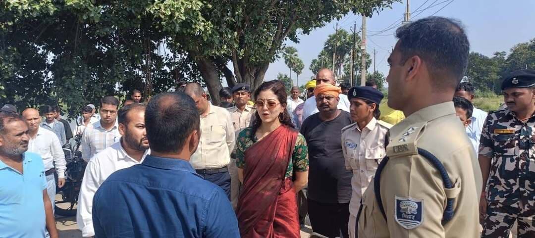 काको के दक्षिणी विसर्जन स्थल का डीएम ने लिया जायजा, सुरक्षा और रोशनी के पुख्ता इंतजाम का निर्देश
जहानाबाद : दुर्गा प्रतिमा विसर्जन को शांतिपूर्ण और सुरक्षित तरीके से संपन्न कराने को लेकर बुधवार को जिला पदाधिकारी छिरिङ वाई भूटिया ने काको के दक्षिणी स्थित विसर्जन स्थल का निरीक्षण किया। इस दौरान उन्होंने सुरक्षा, प्रकाश व्यवस्था, यातायात प्रबंधन और भीड़ नियंत्रण की तैयारियों का जायजा लिया। संबंधित पदाधिकारियों को आवश्यक निर्देश देते हुए सभी व्यवस्थाएं दुरुस्त रखने को कहा।
डीएम ने नियंत्रण कक्ष से सीसीटीवी के माध्यम से विसर्जन स्थल और आसपास के क्षेत्रों की लगातार निगरानी करने का निर्देश दिया। विसर्जन स्थल के साथ पहुंच मार्गों पर पर्याप्त रोशनी की व्यवस्था करने पर जोर दिया। जल क्षेत्र में सुरक्षा के लिए गोताखोरों की तैनाती, सुरक्षा जाल और जीवनरक्षक उपकरण उपलब्ध रखने को कहा।
उन्होंने निर्धारित यातायात योजना के अनुसार विसर्जन मार्गों पर पर्याप्त पुलिस बल तैनात करने और श्रद्धालुओं के आवागमन को सुगम बनाने का निर्देश दिया। भीड़ को नियंत्रित करने के लिए बैरिकेडिंग, सुरक्षित प्रवेश और निकास की व्यवस्था तथा स्वयंसेवकों के साथ समन्वय बनाए रखने को कहा।
चिकित्सा दल और एंबुलेंस की रहेगी व्यवस्था
आकस्मिक परिस्थितियों से निपटने के लिए चिकित्सा दल, प्राथमिक उपचार और एंबुलेंस की उपलब्धता सुनिश्चित करने का निर्देश दिया गया। साथ ही, स्थल पर साफ-सफाई, पेयजल और ध्वनि विस्तारक यंत्रों के माध्यम से जरूरी सूचनाओं के प्रसारण की व्यवस्था रखने को कहा गया।
डीएम ने सभी पदाधिकारियों को आपसी समन्वय के साथ सतर्क रहकर जिम्मेदारियों का निर्वहन करने का निर्देश दिया। जिला प्रशासन ने दुर्गा पूजा के दौरान शांतिपूर्ण और सौहार्दपूर्ण माहौल बनाए रखने में पूजा समितियों और आम लोगों के सहयोग के लिए आभार जताया। साथ ही, प्रतिमा विसर्जन के दौरान निर्धारित मार्ग, समय-सारणी और प्रशासनिक निर्देशों का पालन करने की अपील की, ताकि विसर्जन सुरक्षित एवं व्यवस्थित तरीके से संपन्न हो सके।
निरीक्षण के दौरान अनुमंडल पदाधिकारी, अनुमंडल पुलिस पदाधिकारी सहित अन्य पदाधिकारी उपस्थित थे।