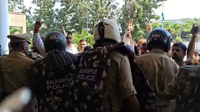 बलरामपुर में डीएम कार्यालय के सामने अधिवक्ताओं का प्रदर्शन, जिलाधिकारी के खिलाफ की नारेबाजी।
पुलिस और अधिवक्ताओं के बीच हुई झड़प, बोले प्रदर्शनकारी— ‘मेरा पुलिस से कोई दुश्मनी नहीं, पुलिस बीच में न आए’
बलरामपुर में जिलाधिकारी कार्यालय के सामने अधिवक्ताओं ने जिलाधिकारी के खिलाफ नारेबाजी करते हुए प्रदर्शन किया। इस दौरान पुलिस और अधिवक्ताओं के बीच झड़प होने की बात सामने आई है। प्रदर्शन के दौरान माहौल गरमा गया।
प्रदर्शन कर रहे अधिवक्ताओं ने अपनी बात रखते हुए कहा, “मेरा पुलिस से कोई दुश्मनी नहीं है, पुलिस बीच में न आए।” इस बयान के बाद मौके पर पुलिस और अधिवक्ताओं के बीच तनाव की स्थिति देखने को मिली।
पूरी खबर देखने के लिए पेज को फॉलो और शेयर जरूर करें।
#BalrampurNews #बलरामपुर #DMOffice #जिलाधिकारी #अधिवक्ता_प्रदर्शन #वकीलोंका_प्रदर्शन #PoliceVsAdvocates #पुलिस_और_अधिवक्ता #UPNews #उत्तरप्रदेशसमाचार #BreakingNews #LatestNews #BalrampurUpdate #सत्यएवंमानवता