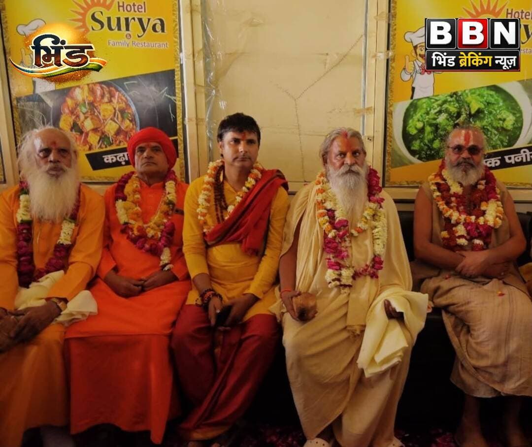 ग्वालियर-भिंड हाईवे को लेकर 26 अक्टूबर को संत समाज की बैठक, आंदोलन का होगा शंखनाद
दंदरौआ धाम के महंत रामदास जी महाराज सहित जिले के प्रमुख संत होंगे शामिल, डॉ. शिवप्रताप जी महाराज को बनाया बैठक का संयोजक
भिंड। ग्वालियर-भिंड हाईवे (एनएच-719) को लेकर सरकार की कथित वादाखिलाफी और गौ अभ्यारण्य के संबंध में फैलाई जा रही कथित भ्रामक जानकारी को लेकर संत समाज में नाराजगी है। इसी मुद्दे को लेकर जिले के संत समाज ने आंदोलन की रणनीति तैयार करने का निर्णय लिया है। इसके तहत 26 अक्टूबर को उमरी क्षेत्र स्थित त्रिमूर्ति धाम देवगढ़ में जिलेभर के संतों की बैठक आयोजित की जाएगी। बैठक में आगामी आंदोलन का शंखनाद किया जाएगा।
अखिल भारतीय संत समिति के जिला अध्यक्ष संत कालिदास महाराज ने प्रेस को जारी विज्ञप्ति में बताया कि पहले यह बैठक 27 अक्टूबर को प्रस्तावित थी, लेकिन अब इसे एक दिन पहले 26 अक्टूबर, सोमवार को आयोजित किया जाएगा। त्रिमूर्ति धाम के पीठाधीश्वर डॉ. शिवप्रताप जी महाराज को बैठक का संयोजक बनाया गया है।
बैठक में दंदरौआ धाम के महंत रामदास जी महाराज, संत हरिनिवास अवधूत जी महाराज चिलोंगा, संत नरसिंह दास जी महाराज डूंगरपुरा, शनिधाम के महंत त्यागी बाबा, संत प्रेमानंद सरस्वती चामुंडा महाराज, संत राघवपुरी महाराज, संत प्रद्युम्न महाराज मसूरी, संत पायलट बाबा दुधी महाराज, संत मोहनानंद जी महाराज, संत कमलदास जी महाराज टीकरी, संत रामेश्वर दास जी महाराज सहित अनेक संत शामिल होंगे।
इसके अलावा संत खर खट बाबा, संत मूर्तिदास जी, संत पांडरी सरकार, संत रंजीतानंद जी भिंडी बाबा, संत विश्वात्मबल, संत जगराम दास, संत ऋषि महाराज, संत सत्यनारायण दास जी, संत बजरंगदास, संत उमेश महाराज और संत हरिओमानंद महाराज सहित जिले के सैकड़ों संतों के साथ समाजसेवी, आमजन और भूतपूर्व सैनिकों के भी बैठक में शामिल होने की संभावना है।
बैठक में ग्वालियर-भिंड हाईवे से जुड़े मुद्दों और गौ अभ्यारण्य के विषय पर चर्चा कर आगामी आंदोलन की रूपरेखा तय की जाएगी। संत समाज की इस बैठक को क्षेत्र में हाईवे से जुड़े मुद्दों को लेकर आगे की रणनीति तय करने के लिहाज से महत्वपूर्ण माना जा रहा है।