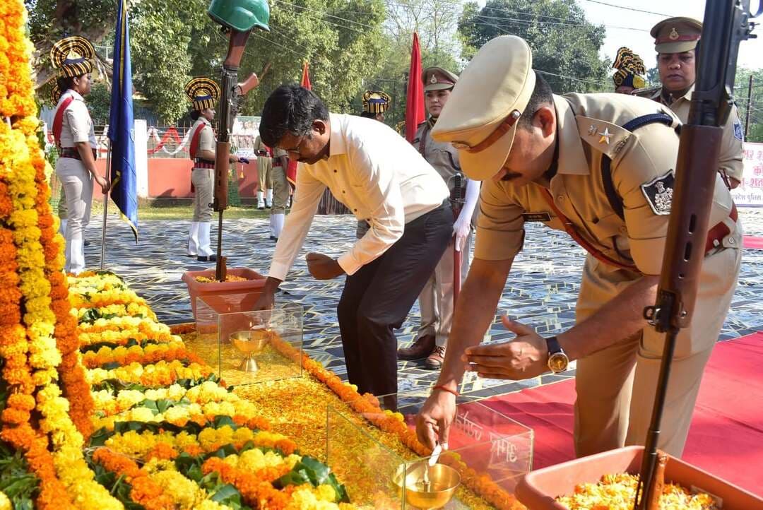 कर्तव्य, साहस और सर्वोच्च बलिदान को नमन!
राष्ट्रीय पुलिस शहीद दिवस के अवसर पर सतना के सिविल लाइन स्थित शहीद स्मारक तिराहे पर राष्ट्रीय पुलिस स्मृति दिवस परेड समारोह आयोजित किया गया।
इस अवसर पर कलेक्टर डॉ. सतीश कुमार एस, पुलिस अधीक्षक श्री हंसराज सिंह सहित वरिष्ठ पुलिस अधिकारियों एवं कर्मचारियों ने देश की रक्षा और कर्तव्य निर्वहन के दौरान अपने प्राणों का सर्वोच्च बलिदान देने वाले वीर पुलिस जवानों को श्रद्धांजलि अर्पित कर नमन किया।