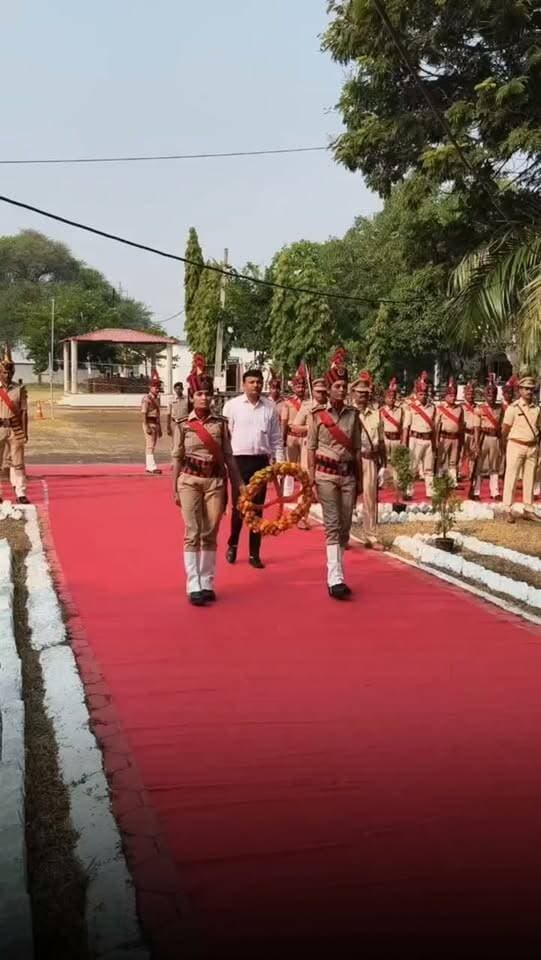 🇮🇳 हरदा में मनाया गया 67वां पुलिस स्मृति दिवस!
हरदा जिला पुलिस लाइन में कलेक्टर कुमार सत्यम और एसपी शशांक ने शहीद स्मारक पर पुष्पचक्र अर्पित कर वीर जवानों को श्रद्धांजलि दी। इस दौरान शहीदों के परिजनों को शॉल-श्रीफल देकर सम्मानित किया गया और पुलिस जवानों ने गार्ड ऑफ ऑनर दिया।
देश की रक्षा में अपने प्राण न्योछावर करने वाले वीर जवानों को शत-शत नमन। 🙏🇮🇳
#Harda #HardaPolice #PoliceSmritiDiwas #MadhyaPradesh #AnokhaHarda
