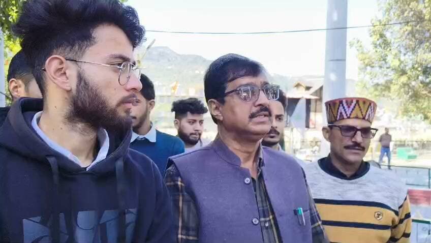 JSW एनर्जी कुटेहर में रोजगार की मांग तेज, जमीन मालिकों का धरना पांचवें दिन भी जारी
DC कार्यालय के बाहर अनशन स्थल पर पहुंचे APMC चेयरमैन ललित ठाकुर और TAC सदस्य हेमराज, उपायुक्त ने कंपनी से बातचीत और लंबित मुआवजा दिलाने का दिया आश्वासन
भरमौर/चंबा
JSW एनर्जी कुटेहर लिमिटेड परियोजना में रोजगार की मांग को लेकर परियोजना प्रभावित जमीन मालिकों का धरना पांचवें दिन भी जारी रहा। रोजगार सहित अपने हक की मांग को लेकर प्रभावित जमीन मालिक उपायुक्त (DC) कार्यालय के बाहर अनशन पर बैठे हैं।
धरने के पांचवें दिन APMC चेयरमैन ललित ठाकुर और TAC सदस्य हेमराज अनशन स्थल पर पहुंचे। उन्होंने धरने पर बैठे प्रभावित लोगों से मुलाकात कर उनकी मांगों और समस्याओं की जानकारी ली।
रोजगार के मुद्दे पर प्रभावितों ने खोला मोर्चा
परियोजना प्रभावित जमीन मालिकों का कहना है कि परियोजना के लिए उनकी जमीन का इस्तेमाल होने के बावजूद उन्हें रोजगार के पर्याप्त अवसर नहीं मिल रहे हैं। इसी मुद्दे को लेकर वे धरने पर बैठे हैं और अपनी मांगों को संबंधित अधिकारियों तथा परियोजना प्रबंधन के समक्ष उठा रहे हैं।
प्रभावितों की मांग है कि परियोजना से जुड़े रोजगार के मामले में उनकी समस्याओं पर गंभीरता से विचार किया जाए और उन्हें उनका हक दिलाने के लिए उचित कदम उठाए जाएं।
उपायुक्त ने दिया बातचीत का आश्वासन
धरने के दौरान उपायुक्त मुकेश रेपसवाल भी अनशन पर बैठे लोगों से मिले। उन्होंने प्रभावितों को आश्वासन दिया कि उनकी मांगों के संबंध में कंपनी से बातचीत की जाएगी। साथ ही, जिन लोगों को अभी तक मुआवजा नहीं मिला है, उन्हें मुआवजा दिलाने के लिए भी प्रयास किए जाएंगे। उपायुक्त ने मुआवजे को प्रभावित लोगों का हक बताते हुए इस दिशा में कार्रवाई का आश्वासन दिया।
अब कंपनी के रुख पर टिकी निगाहें
धरने के पांच दिन पूरे होने के बाद भी रोजगार का मुद्दा प्रमुख बना हुआ है। अब यह देखना महत्वपूर्ण होगा कि कंपनी प्रबंधन और संबंधित प्रशासन प्रभावित जमीन मालिकों की मांगों पर क्या कदम उठाते हैं तथा रोजगार और लंबित मुआवजे के मामलों में कब तक समाधान निकलता है।