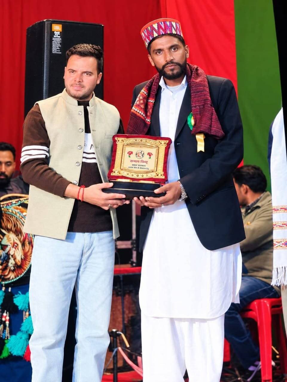 ग्राम पंचायत प्रोथा में दशहरा पर्व का समापन समारोह, शमाऊन खान रहे गेस्ट ऑफ ऑनर
दशहरा बुराई पर अच्छाई की जीत और आपसी भाईचारे का प्रतीक : शमाऊन खान
चंबा। ग्राम पंचायत प्रोथा में दशहरा पर्व का समापन समारोह हर्षोल्लास के साथ संपन्न हुआ। इस अवसर पर गुज्जर कल्याण सभा चंबा के उपाध्यक्ष शमाऊन खान बतौर गेस्ट ऑफ ऑनर (विशिष्ट अतिथि) उपस्थित रहे। समारोह के दौरान उन्होंने क्षेत्रवासियों को दशहरा पर्व की हार्दिक शुभकामनाएं दीं और इस पर्व के सामाजिक एवं सांस्कृतिक महत्व पर प्रकाश डाला।
शमाऊन खान ने अपने संदेश में कहा कि दशहरा केवल एक धार्मिक त्योहार नहीं है, बल्कि यह भारतीय संस्कृति, परंपराओं और नैतिक मूल्यों का प्रतीक भी है। यह पर्व हमें बुराई पर अच्छाई, असत्य पर सत्य और अधर्म पर धर्म की जीत का संदेश देता है। उन्होंने कहा कि दशहरा जैसे त्योहार समाज में आपसी प्रेम, भाईचारे, एकता और सद्भाव की भावना को मजबूत करते हैं।
उन्होंने कहा कि ऐसे धार्मिक एवं सांस्कृतिक आयोजन ग्रामीण क्षेत्रों की समृद्ध परंपराओं को जीवित रखने में महत्वपूर्ण भूमिका निभाते हैं। इन आयोजनों के माध्यम से लोगों को एक-दूसरे के साथ मिलने-जुलने, आपसी संबंधों को मजबूत करने और सामाजिक एकता को बढ़ावा देने का अवसर मिलता है।
शमाऊन खान ने कहा कि समाज में शांति, सौहार्द और भाईचारा बनाए रखना हम सभी की सामूहिक जिम्मेदारी है। हमें त्योहारों के वास्तविक संदेश को अपने जीवन में अपनाते हुए आपसी मतभेदों को दूर करना चाहिए और मिल-जुलकर समाज की बेहतरी के लिए कार्य करना चाहिए।
उन्होंने ग्राम पंचायत प्रोथा के लोगों को दशहरा पर्व की बधाई देते हुए सभी के सुख, समृद्धि और खुशहाली की कामना की।
समारोह ने क्षेत्र में धार्मिक आस्था, सांस्कृतिक परंपराओं और सामाजिक भाईचारे के महत्व को एक बार फिर रेखांकित किया।
रिपोर्ट: हिम दृष्टि टीवी चंबा
ताजा खबर, निष्पक्ष और विश्वसनीय