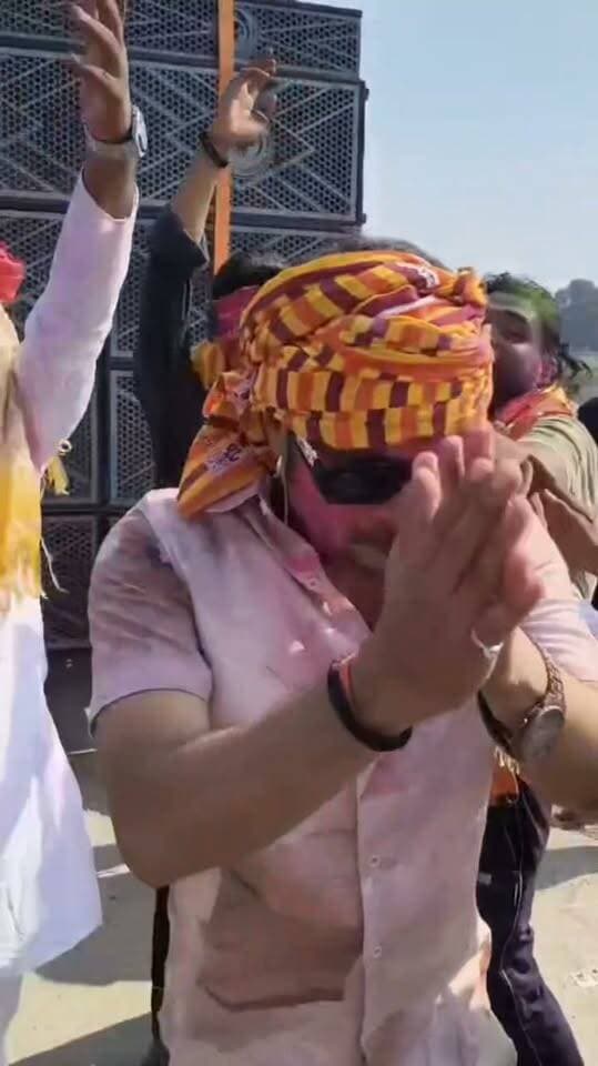 नाच गानों के साथ मां दुर्गा की प्रतिमा को किया जा रहा है विसर्जन