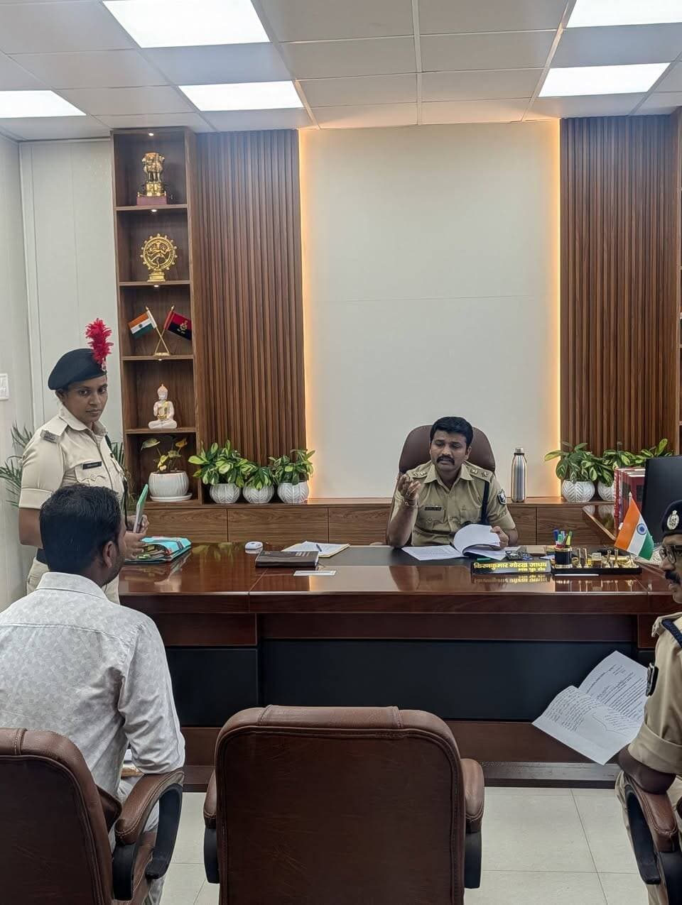 जनता की समस्याओं का त्वरित समाधान: अरवल पुलिस अधीक्षक ने सुनीं शिकायतें!
आज दिनांक 21.10.2026 को पुलिस अधीक्षक, अरवल द्वारा अपने कार्यालय कक्ष में 'जनता दरबार' का आयोजन किया गया। इस दौरान कार्यालय पहुंचे कुल 04 आगंतुकों की शिकायतों एवं समस्याओं को एसपी महोदया ने बेहद गंभीरतापूर्वक और ध्यान से सुना।
शिकायतों के त्वरित और नियमानुसार निष्पादन के लिए संबंधित पुलिस पदाधिकारियों को आवश्यक दिशा-निर्देश जारी किए गए हैं। एसपी महोदया ने स्पष्ट रूप से कहा कि आम जनता की समस्याओं के समाधान में संवेदनशीलता, पारदर्शिता और जवाबदेही हर हाल में सुनिश्चित की जाए।
अरवल पुलिस आम नागरिकों की सुरक्षा, सहायता और न्याय के लिए सदैव तत्पर है।
#ArwalPolice #JantaDarbar #PublicGrievance #BiharPolice #LawAndOrder #Transparency #PoliceSP Public ki Awaz