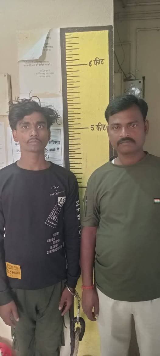 ⚡ अरवल पुलिस का त्वरित एक्शन: 24 घंटे के भीतर मोबाइल चोरी का खुलासा, अभियुक्त गिरफ्तार! ⚡
अरवल पुलिस ने मुस्तैदी दिखाते हुए मोबाइल चोरी की घटना के महज 24 घंटे के भीतर कांड का सफल उद्भेदन कर दिया है।
क्या है पूरा मामला?
दिनांक 20.10.26 को वादी द्वारा निर्माणाधीन मकान से 05 मोबाइल फोन चोरी होने की प्राथमिकी (अरवल थाना काण्ड सं0- 400/26) दर्ज कराई गई थी। मामले की गंभीरता को देखते हुए पुलिस अधीक्षक, अरवल के निर्देश पर अनुमंडल पुलिस पदाधिकारी के नेतृत्व में एक विशेष टीम का गठन किया गया।
पुलिस की त्वरित कार्रवाई:
गठित टीम ने तकनीकी एवं वैज्ञानिक साक्ष्यों की मदद से त्वरित कार्रवाई करते हुए अभियुक्त रामबाबू (पिता- गोरख चौधरी, निवासी- बैदराबाद, अरवल) को गिरफ्तार कर लिया। गिरफ्तार अभियुक्त की निशानदेही पर चोरी किए गए सभी 05 मोबाइल फोन सकुशल बरामद कर लिए गए हैं।
📌 मुख्य बिंदु:
✅ 24 घंटे के अंदर मामले का खुलासा।
✅ 01 अभियुक्त गिरफ्तार, आपराधिक इतिहास की जांच जारी।
✅ चोरी के शत-प्रतिशत (05) मोबाइल बरामद।
✅ घटना में शामिल अन्य अपराधियों की गिरफ्तारी के लिए लगातार छापेमारी जारी।
जन-जन की सुरक्षा, हमारा संकल्प! अरवल पुलिस आपकी सेवा में सदैव तत्पर है। 👮♂️🚔
#ArwalNews #BiharPolice #ArwalPolice #LawAndOrder #SuccessStory Public ki Awaz