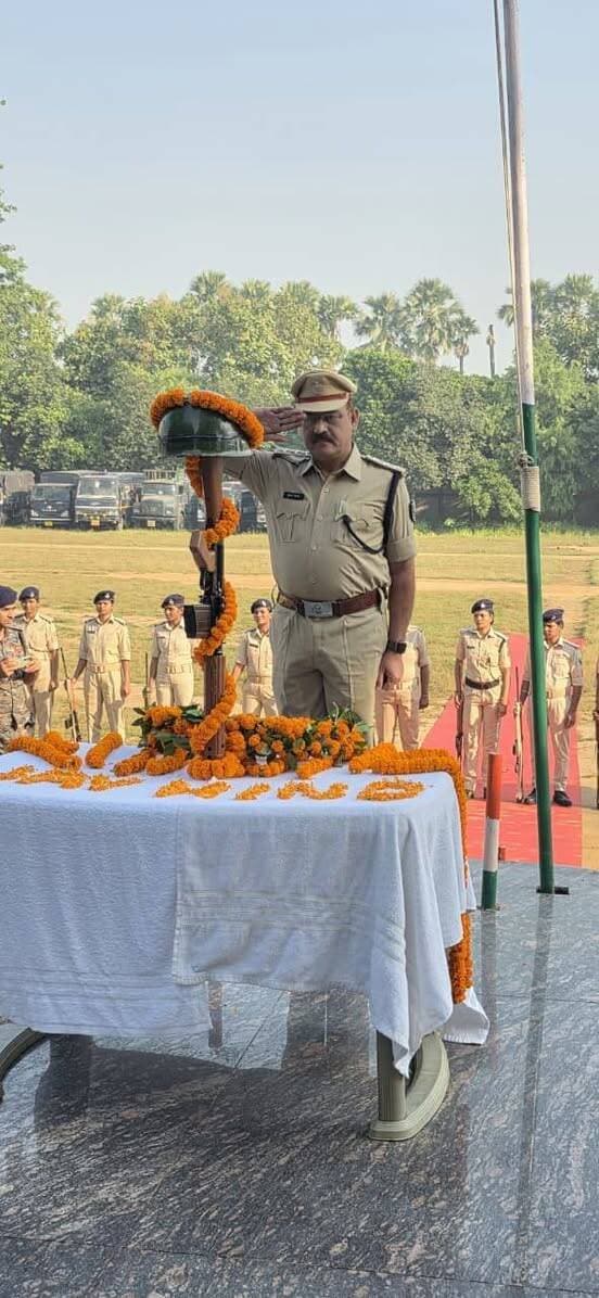 अरवल पुलिस ने वीर शहीदों को दी भावभीनी श्रद्धांजलि: पुलिस संस्मरण दिवस पर परेड का आयोजन 🫡🇮🇳
오늘 दिनांक 21.10.2026 को 'पुलिस संस्मरण दिवस' के पावन अवसर पर पुलिस केंद्र, अरवल में एक गरिमामय पुलिस संस्मरण दिवस परेड का आयोजन किया गया। यह परेड श्री किरणकुमार गोरख जाधव, पुलिस अधीक्षक, अरवल के नेतृत्व में संपन्न हुई।
कर्तव्य पथ पर सर्वोच्च बलिदान को नमन: 🙏
इस विशेष अवसर पर अरवल जिला के सभी पुलिस पदाधिकारियों एवं कर्मियों ने कर्तव्य निर्वहन के दौरान अपने प्राणों की आहुति देने वाले वीर शहीद पुलिसकर्मियों को सलामी अर्पित की। साथ ही, माल्यार्पण कर उन्हें अत्यंत भावभीनी श्रद्धांजलि दी गई।
अविस्मरणीय रहेगा वीर जवानों का त्याग: 💪
देश की आंतरिक सुरक्षा, शांति और विधि-व्यवस्था को अक्षुण्ण बनाए रखने के लिए अपने प्राण न्योछावर करने वाले इन वीर सपूतों का अदम्य साहस, वीरता और राष्ट्र के प्रति समर्पण सदैव अविस्मरणीय रहेगा। उनका यह सर्वोच्च बलिदान आने वाली पीढ़ियों को कर्तव्यनिष्ठा और राष्ट्रसेवा की प्रेरणा देता रहेगा।
"आपका बलिदान अमर है, आपकी स्मृति सदैव हमारे हृदय में जीवंत रहेगी।"
👉 अरवल पुलिस — वीर शहीदों को शत्-शत् नमन। 💐
#PoliceCommemorationDay #ArwalPolice #SaluteToHeroes #PoliceMartyrs #BiharPolice #Arwal #DutyFirst #JaiHind Arvind Arvind Yadav AKY live Bihar Police District Administration Jamui SDM - Studenti Demokristjani Maltin Facebook for Creators Public ki Awaz Instagram for Business Bangladesh Police Shashi Sharma A1 express Arvind Arvind