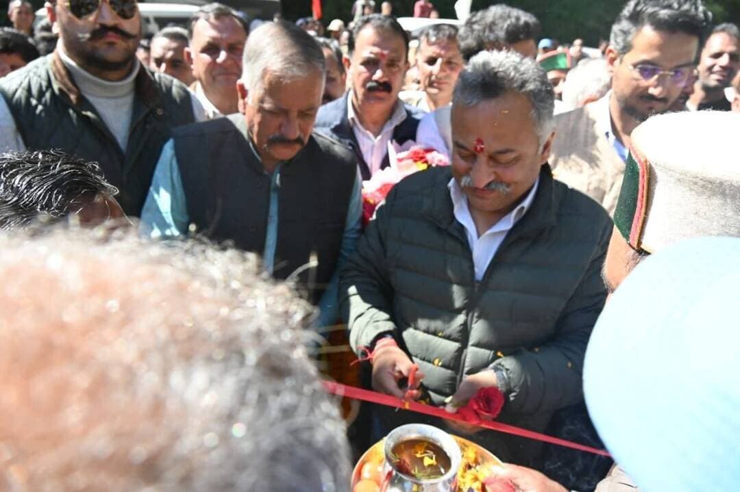 *शिक्षा मंत्री ने 90 लाख से निर्मित गेओटा संपर्क मार्ग का किया लोकार्पण*
*क्षेत्र में चल रहे विभिन्न विकास कार्यों का लिया जायजा*
शिक्षा मंत्री रोहित ठाकुर ने आज रोहड़ू उपमंडल की ग्राम पंचायत धराड़ा के गांव गेओटा के लिए निर्मित संपर्क मार्ग का लोकार्पण किया। लगभग 90 लाख रुपये की लागत से निर्मित इस सड़क की लंबाई करीब दो किलोमीटर है। संपर्क मार्ग के निर्माण से स्थानीय लोगों को आवागमन की बेहतर सुविधा मिलेगी तथा कृषि एवं बागवानी गतिविधियों को बढ़ावा मिलेगा। इस दौरान उन्होंने सड़क का निरीक्षण कर निर्माण कार्य की स्थिति का जायजा भी लिया।
इस अवसर पर शिक्षा मंत्री ने कहा कि ग्रामीण क्षेत्रों में आधारभूत सुविधाओं का विस्तार प्रदेश सरकार की प्राथमिकताओं में शामिल है। सड़कें विकास की भाग्य रेखाएं हैं, जो ग्रामीण क्षेत्रों को मुख्य मार्गों से जोड़ने के साथ-साथ स्थानीय अर्थव्यवस्था को भी मजबूती प्रदान करती हैं। उन्होंने कहा कि जुब्बल-नावर-कोटखाई विधानसभा क्षेत्र में वर्तमान प्रदेश सरकार के कार्यकाल के दौरान 203 सड़कों को पास की गई है। सड़क घनत्व की दृष्टि से यह क्षेत्र प्रदेश के अग्रणी क्षेत्रों में शामिल है। उन्होंने कहा कि सड़क नेटवर्क के विस्तार से लोगों की आवाजाही सुगम होगी तथा बागवानी सहित अन्य आर्थिक गतिविधियों को बढ़ावा मिलेगा।
शिक्षा मंत्री ने कहा कि विधानसभा क्षेत्र में प्रधानमंत्री ग्राम सड़क योजना (पीएमजीएसवाई) के अंतर्गत 29 सड़कों तथा अन्य योजनाओं के तहत 17 सड़कों को स्वीकृति प्रदान की गई है। इस प्रकार कुल 46 सड़कों को स्वीकृति मिली है, जिससे क्षेत्र की सड़क संपर्क व्यवस्था को और सुदृढ़ करने में मदद मिलेगी। उन्होंने कहा कि प्रदेश सरकार का प्रयास है कि ग्रामीण क्षेत्रों को बेहतर सड़क सुविधाएं उपलब्ध करवाने के साथ-साथ पहले से निर्मित सड़कों को भी चरणबद्ध तरीके से पक्का किया जाए।
*सीमित वित्तीय संसाधनों के बावजूद विकास कार्यों को प्राथमिकता*
शिक्षा मंत्री ने कहा कि प्रदेश सरकार ने सीमित वित्तीय संसाधनों के बावजूद विकास कार्यों की गति बनाए रखी है। उन्होंने कहा कि केंद्र सरकार द्वारा राजस्व घाटा अनुदान (आरडीजी) बंद किए जाने, पुरानी पेंशन योजना लागू करने के बाद प्रदेश की ऋण सीमा में कटौती तथा जीएसटी मुआवजे से संबंधित वित्तीय चुनौतियों के कारण राज्य के संसाधनों पर दबाव बढ़ा है। इसके अतिरिक्त, प्राकृतिक आपदाओं के कारण भी प्रदेश को भारी नुकसान उठाना पड़ा है। इन परिस्थितियों के बावजूद प्रदेश सरकार जनहित से जुड़े कार्यों और विकास परियोजनाओं को प्राथमिकता देते हुए आगे बढ़ रही है। उन्होंने कहा कि वित्तीय चुनौतियों के बावजूद प्रदेश के विकास की गति को प्रभावित नहीं होने दिया जाएगा।
शिक्षा के क्षेत्र में प्रदेश ने हासिल की उल्लेखनीय उपलब्धियां
शिक्षा मंत्री ने कहा कि प्रदेश सरकार ने शिक्षा के क्षेत्र में गुणात्मक सुधार लाने और आधारभूत सुविधाओं का विस्तार करने के लिए अनेक महत्वपूर्ण कदम उठाए हैं, जिनके सकारात्मक परिणाम सामने आए हैं। उन्होंने कहा कि राष्ट्रीय उपलब्धि सर्वेक्षण (एनएएस) में हिमाचल प्रदेश ने 21वें स्थान से तीसरा स्थान हासिल किया है, जबकि परफॉर्मेंस ग्रेडिंग इंडेक्स में प्रदेश 18वें स्थान से 05वें स्थान पर पहुंचा है। उन्होंने कहा कि प्रदेश में शत-प्रतिशत साक्षरता दर हासिल करना भी शिक्षा के क्षेत्र में किए गए निरंतर प्रयासों और प्रभावी निर्णयों का परिणाम है।
इस दौरान शिक्षा मंत्री ने गेओटा-खलाई संपर्क सड़क के निर्माण की मांग पर सकारात्मक पहल करने का आश्वासन दिया। वहीं, स्थानीय स्तर पर पशु चिकित्सालय भवन के निर्माण की मांग के संबंध में उन्होंने आगामी बजट में इस प्रस्ताव को शामिल करवाने के लिए प्रयास करने की बात कही।
*निर्माणाधीन शरौंथा स्कूल भवन का किया निरीक्षण*
शिक्षा मंत्री रोहित ठाकुर ने राजकीय वरिष्ठ माध्यमिक विद्यालय शरौंथा में निर्माणाधीन स्कूल भवन का निरीक्षण कर कार्य की प्रगति का जायजा लिया। उन्होंने संबंधित अधिकारियों को निर्माण कार्य में गुणवत्ता मानकों का विशेष ध्यान रखने तथा इसे अप्रैल 2027 तक पूरा करने के निर्देश दिए।
उन्होंने बताया कि स्कूल भवन का निर्माण लगभग 3 करोड़ 40 लाख रुपये की लागत से किया जा रहा है और अब तक करीब 50 प्रतिशत कार्य पूरा हो चुका है। उन्होंने कहा कि शिक्षण संस्थानों में बेहतर आधारभूत सुविधाएं उपलब्ध करवाना प्रदेश सरकार की प्राथमिकता है, ताकि विद्यार्थियों को गुणवत्तापूर्ण शिक्षा प्राप्त करने के लिए अनुकूल वातावरण मिल सके।
*शरौंथा-कलगौंटीर सड़क निर्माण कार्य का लिया जायजा*
शिक्षा मंत्री ने विधायक प्राथमिकता के अंतर्गत निर्माणाधीन शरौंथा-कराली-कांगर-कलगौंटीर संपर्क सड़क का भी निरीक्षण किया। लगभग 6.2 किलोमीटर लंबी इस सड़क का निर्माण करीब 7 करोड़ 33 लाख रुपये की लागत से किया जा रहा है। उन्होंने संबंधित अधिकारियों को निर्माण कार्य में तेजी लाने तथा निर्धारित गुणवत्ता मानकों का कड़ाई से पालन सुनिश्चित करने के निर्देश दिए।
उन्होंने कहा कि सड़क निर्माण कार्य समयबद्ध तरीके से पूरा होने से क्षेत्र के लोगों को बेहतर आवागमन सुविधा मिलेगी और ग्रामीण क्षेत्रों के विकास को गति प्राप्त होगी।
इस अवसर पर मंडल अध्यक्ष जितेंद्र सिंह मेहता, बीडीसी अध्यक्ष रोहड़ू ज्ञानपति, उपमंडलाधिकारी (नागरिक) रोहड़ू धर्मेश रामौत्रा, स्थानीय पंचायत प्रधान दलीप मुखिया सहित पार्टी के वरिष्ठ पदाधिकारी, अन्य गणमान्य व्यक्ति तथा संबंधित विभागों के अधिकारी उपस्थित रहे।
.0.
