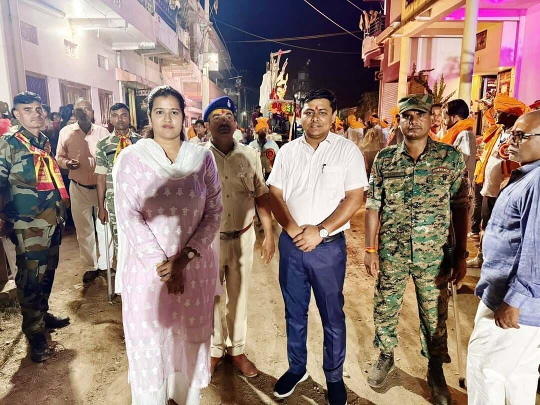 🚩🙏 दुर्गा पूजा प्रतिमा विसर्जन को लेकर औरंगाबाद जिला प्रशासन अलर्ट, सभी प्रखंडों में वरीय पदाधिकारियों की देखरेख में विसर्जन 🙏🚩
✨ शांतिपूर्ण एवं सुरक्षित विसर्जन के लिए व्यापक सुरक्षा व्यवस्था, चप्पे-चप्पे पर निगरानी और श्रद्धालुओं की सुविधा पर विशेष जोर!
जिला पदाधिकारी, औरंगाबाद श्रीमती अभिलाषा शर्मा (भा.प्र.से.) के निर्देशानुसार दुर्गा पूजा प्रतिमा विसर्जन के अवसर पर औरंगाबाद जिले के सभी प्रखंडों में संबंधित वरीय पदाधिकारियों की देखरेख एवं पर्यवेक्षण में प्रतिमा विसर्जन जुलूस निकाला जा रहा है। 🎉
🛡️ सुरक्षा एवं विधि-व्यवस्था के पुख्ता इंतजाम
दुर्गा पूजा प्रतिमा विसर्जन कार्यक्रम को शांतिपूर्ण, सुरक्षित एवं सुव्यवस्थित ढंग से संपन्न कराने के लिए जिला प्रशासन द्वारा व्यापक तैयारियां की गई हैं। सभी प्रखंडों में पर्याप्त संख्या में पुलिस बल एवं दंडाधिकारियों की प्रतिनियुक्ति की गई है, ताकि विसर्जन जुलूस के दौरान विधि-व्यवस्था बनी रहे और श्रद्धालु सुरक्षित वातावरण में धार्मिक परंपराओं का निर्वहन कर सकें।
💡 प्रकाश व्यवस्था से लेकर बैरिकेडिंग तक विशेष तैयारी
विसर्जन जुलूस के निर्धारित मार्गों पर पर्याप्त प्रकाश व्यवस्था, स्वयंसेवकों की तैनाती तथा अन्य आवश्यक सुविधाओं पर विशेष ध्यान दिया जा रहा है। वहीं, प्रतिमा विसर्जन स्थलों पर सुरक्षा के पुख्ता इंतजाम किए गए हैं। संवेदनशील एवं आवश्यक स्थलों पर बैरिकेडिंग की व्यवस्था सुनिश्चित की गई है, ताकि भीड़ का सुव्यवस्थित प्रबंधन हो सके और श्रद्धालुओं एवं आम नागरिकों को किसी प्रकार की असुविधा का सामना न करना पड़े।
👮♀️ वरीय पदाधिकारी लगातार कर रहे निगरानी
जिला पदाधिकारी श्रीमती अभिलाषा शर्मा के निर्देशानुसार संबंधित वरीय पदाधिकारी अपने-अपने क्षेत्रों में विसर्जन जुलूस की गतिविधियों पर सतत निगरानी रख रहे हैं। पदाधिकारियों एवं पुलिस बल के बीच बेहतर समन्वय स्थापित करते हुए आवश्यकतानुसार त्वरित कार्रवाई सुनिश्चित की जा रही है, ताकि पूरे आयोजन के दौरान शांति, सौहार्द एवं विधि-व्यवस्था कायम रहे।
🤝 शांति, सौहार्द और आपसी भाईचारे का संदेश
जिला प्रशासन का उद्देश्य दुर्गा पूजा प्रतिमा विसर्जन कार्यक्रम को सुरक्षित एवं शांतिपूर्ण वातावरण में संपन्न कराना है। इसके लिए सभी संबंधित पदाधिकारी पूरी तत्परता से अपने दायित्वों का निर्वहन कर रहे हैं।
🙏 जिला प्रशासन, औरंगाबाद सभी श्रद्धालुओं एवं आम नागरिकों से अपील करता है कि वे शांति, संयम एवं आपसी सौहार्द बनाए रखें तथा प्रशासन द्वारा जारी निर्देशों का पालन करते हुए प्रतिमा विसर्जन को शांतिपूर्ण एवं सुरक्षित ढंग से संपन्न कराने में सहयोग करें।
#SamratChoudhary #CMSamrat #AurangabadBihar #DurgaPuja2026 #DistrictAdministration #PublicSafety #PeaceAndHarmony #BiharGovernment
Information & Public Relations Department, Government of Bihar CMO Bihar Home Department, Govt. of Bihar