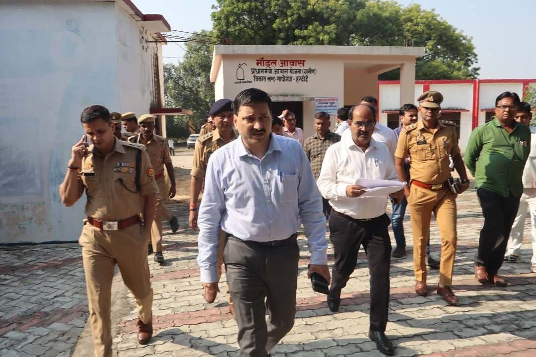एमएलसी चुनाव को लेकर डीएम और एसपी ने मतदान केंद्रों व स्ट्रांग रूम का किया निरीक्षण
हरदोई। उत्तर प्रदेश विधान परिषद के लखनऊ खंड शिक्षक एवं लखनऊ खंड स्नातक निर्वाचन क्षेत्रों के द्विवार्षिक निर्वाचन-2026 को सकुशल, निष्पक्ष और शांतिपूर्ण ढंग से संपन्न कराने के लिए जिलाधिकारी राहुल पाण्डेय और पुलिस अधीक्षक अशोक कुमार मीणा ने बुधवार को मतदान केंद्रों का निरीक्षण किया। अधिकारियों ने क्षेत्र पंचायत कार्यालय माधौगंज और राजकीय इंटर कॉलेज हरदोई स्थित मतदान केंद्रों का जायजा लेकर आवश्यक व्यवस्थाओं की समीक्षा की।
निरीक्षण के दौरान जिलाधिकारी ने मतदान केंद्रों पर मूलभूत सुविधाओं, प्रवेश और निकास की व्यवस्था तथा सुरक्षा इंतजामों का जायजा लिया। उन्होंने संबंधित अधिकारियों को भारत निर्वाचन आयोग के दिशा-निर्देशों के अनुरूप सभी आवश्यक प्रबंध समय से सुनिश्चित करने के निर्देश दिए।
जिलाधिकारी ने कहा कि मतदान केंद्रों पर पर्याप्त संकेतक लगाए जाएं, ताकि मतदाताओं को अपने मतदेय स्थल तक पहुंचने में किसी प्रकार की असुविधा न हो। इसके साथ ही निर्धारित मानकों के अनुरूप सुरक्षा व्यवस्था सुनिश्चित करने के निर्देश भी दिए।
डीएम ने राजकीय इंटर कॉलेज हरदोई में बनाए गए स्ट्रांग रूम का भी निरीक्षण किया। वहीं, पुलिस अधीक्षक अशोक कुमार मीणा ने सुरक्षा व्यवस्था की समीक्षा करते हुए संबंधित अधिकारियों को आवश्यक दिशा-निर्देश दिए। अधिकारियों ने निर्वाचन प्रक्रिया को व्यवस्थित और शांतिपूर्ण ढंग से संपन्न कराने के लिए सभी तैयारियां समय से पूरी करने पर जोर दिया।