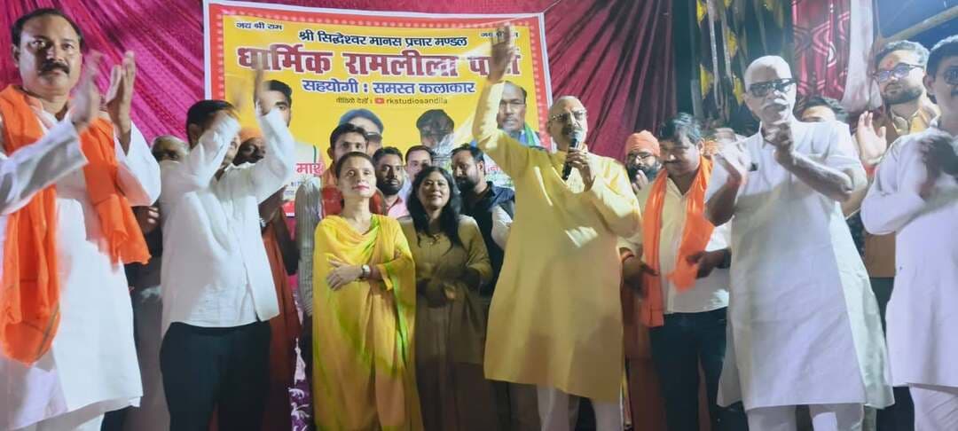मलेहरा में धूमधाम से हुआ रावण दहन, जय श्रीराम के जयकारों से गूंजा क्षेत्र
मलेहरा, हरदोई। विजयादशमी के अवसर पर संडीला क्षेत्र के मलेहरा में भव्य रामलीला एवं रावण दहन कार्यक्रम का आयोजन किया गया। रावण का पुतला धू-धू कर जला तो पूरा क्षेत्र जय श्रीराम के जयकारों से गूंज उठा। कार्यक्रम में बड़ी संख्या में क्षेत्रवासियों ने शामिल होकर उत्सव का आनंद लिया।
मलेहरा में कुंवर वीरेंद्र सिंह राजा साहब के नेतृत्व में दशकों से रामलीला और रावण दहन की परंपरा निभाई जा रही है। यह आयोजन क्षेत्र की धार्मिक आस्था और सांस्कृतिक विरासत का प्रतीक बन चुका है।
कार्यक्रम में मुख्य अतिथि के रूप में हरदोई के विधान परिषद सदस्य अशोक अग्रवाल मौजूद रहे। वहीं क्षेत्रीय विधायक अलका सिंह अर्कवंशी की भी गरिमामयी उपस्थिति रही। अतिथियों की मौजूदगी में कार्यक्रम उत्साह और श्रद्धा के साथ संपन्न हुआ।
कार्यक्रम के दौरान सुरक्षा व्यवस्था बनाए रखने के लिए पुलिस प्रशासन की ओर से पर्याप्त पुलिस बल तैनात किया गया था। पुलिस की निगरानी में रामलीला एवं रावण दहन का आयोजन शांतिपूर्ण ढंग से संपन्न हुआ।
मलेहरा की यह परंपरा धार्मिक आस्था के साथ भगवान श्रीराम के आदर्शों, सत्य, धर्म और सदाचार का संदेश देती है। स्थानीय लोगों के लिए यह आयोजन सांस्कृतिक विरासत को सहेजने और सामाजिक एकता को मजबूत करने का अवसर भी है।