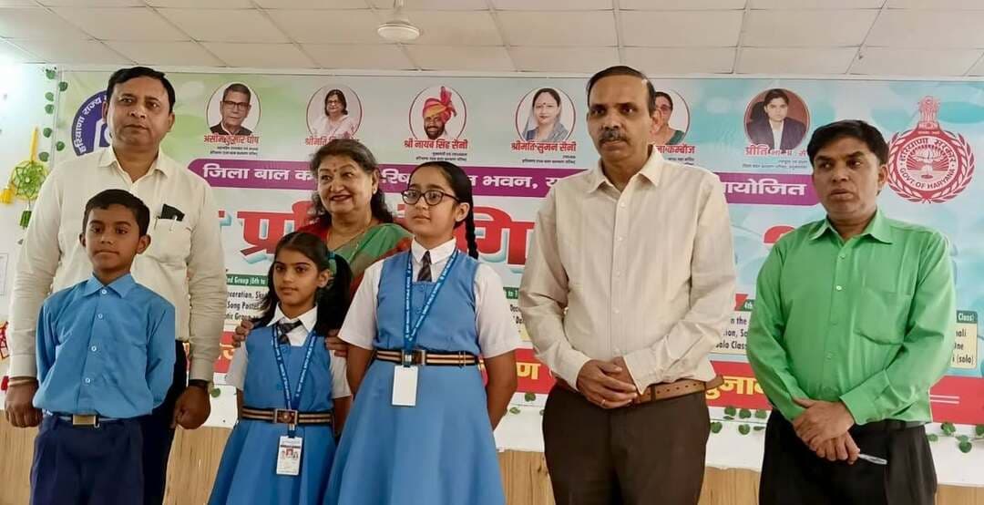 यमुनानगर 21.10.2026
*पांचवीं कक्षा तक के छात्रों ने बाल भवन में मचाई धूम*
*नगराधीश यमुनानगर ने दीप प्रज्वलित करके किया प्रतियोगिताओं का शुभारंभ*
बाल भवन यमुनानगर के प्रांगण में आज कक्षा ओहली से पांचवी के मध्य प्रतियोगिताओं का आयोजन हुआ। पीयूष गुप्ता, नगराधीश, यमुनानगर ने दीप प्रज्वलित करके इस आयोजन का शुभारंभ किया और बच्चों की शुभाशीष दिया। इस मौके पर मीनाक्षी अय्यर आजीवन सदस्य और सामाजिक कार्यकर्ता ने विशेष अतिथि के रूप में अपनी भूमिका निभाई और उन्होंने सभी प्रतिभागियों को हिस्सा लें के लिए प्रमाण पत्र देने का आग्रह किया और इस कार्य को वो स्पॉन्सरशिप करेंगी। आज प्रतियोगिता में क्ले मॉडलिंग, कार्ड मेकिंग, हस्तलेखन हिंदी, हैंडराइटिंग इंग्लिश, सोलो डांस, ग्रुप डांस, बेस्ट ड्रामेबाज, फैंसी ड्रेस की प्रतियोगिताएं करवाई गई। आज इन प्रतियोगिता में लगभग 300 बच्चों ने हिस्सा लिया और उनके साथ लगभग 70 अध्यापक उनके अभिभावक मौजूद रहे। कार्ड मेकिंग की प्रतियोगिता में प्रथम स्थान पर न्यू हैप्पी सीनियर सेकेंडरी स्कूल लक्ष्मीगार्डन यमुनानगर के शिवांश बक्शी दूसरा स्थान सरस्वती विद्या मंदिर जगाधरी के सृष्टि तीसरे स्थान पर विनायक और सांत्वना पुरस्कार डी ए वी पब्लिक स्कूल अवनी को दिया गया। क्ले मॉडलिंग की प्रतियोगिता में प्रथम स्थान सरस्वती सीनियर सेकेंडरी स्कूल सरस्वती शुगर मिल से अक्षर अक्षरा द्वितीय स्थान अनन्या तृतीय स्थान, न्यू हैप्पी सीनियर सेकेंडरी स्कूल से दिव्यांशी और सांत्वना पुरस्कार संत निश्चल सिंह पब्लिक स्कूल के सहजरूप सिंह को गया। हस्त लेखन हिंदी में प्रथम स्थान सरस्वती सीनियर सेकेंडरी स्कूल यमुनानगर के तृप्ति पांडे और अंशिका तथा तृतीय स्थान स्वामी विवेकानंद पब्लिक स्कूल के अरसी और सांत्वना पुरस्कार मुकंद लाल पब्लिक स्कूल मॉडल टाउन के आरवी धीमान को गया। हैंडराइटिंग इंग्लिश में प्रथम स्थान संत निशचल सिंह पब्लिक स्कूल के अन्यया ओबरॉय द्वितीय स्थान डी ए वी पब्लिक स्कूल के सिद्धार्थ तृतीय स्थान संत निश्चल सिंह पब्लिक स्कूल के आध्या भाटिया और सांत्वना पुरस्कार सरस्वती सीनियर सेकेंडरी पब्लिक स्कूल शुगर मिल कॉलोनी के अंश कुमार को गया। सोलो डांस स्वराज पब्लिक स्कूल रादौर के हेजल को प्रथम स्थान सीक्रेट हार्ट कॉन्वेंट सीनियर सेकेंडरी स्कूल जगाधरी के अमोहा को द्वितीय स्थान और सरस्वती विद्या मंदिर सीनियर सेकेंडरी स्कूल बुढ़िया चौक जगाधरी के काव्य को तृतीय स्थान और सांत्वना पुरस्कार एस डी पब्लिक स्कूल मॉडल टाउन की तनिका और भगवान परशुराम पब्लिक स्कूल जगाधरी के शिवा को गए। फैंसी ड्रेस की प्रतियोगिता में प्रथम स्थान अवनी मुकंद पब्लिक स्कूल मॉडल टाउन यमुनानगर और द्वितीय स्थान सरस्वती विद्या मंदिर सीनियर सेकेंडरी स्कूल जगाधरी के अमित और तृतीय स्थान सरस्वती पब्लिक स्कूल बुढ़िया चौक के सृष्टि भारद्वाज और सांत्वना पुरस्कार स्वराज पब्लिक स्कूल रादौर के केशव और सरस्वती विद्या मंदिर सीनियर सेकेंडरी स्कूल जगाधरी के जसलीन कौर को गया। अभी ग्रुप डांस और बेस्ट ड्रामेबाज की प्रतियोगिताएं अभी निरंतर चल रही हैं जिनके रिजल्ट अभी तक नहीं आए थे।आज इस मौके पर बच्चों को रिफ्रेशमेंट श्री सहज दुग्गल हर मैदान फतेह सामाजिक संस्था की ओर से करवाया गया। आज इस मौके पर श्री संजीव कुमार धीमान सेक्रेटरी रेड क्रॉस आजीवन सदस्य विक्रम कपूर राजन कपूर कर्मवीर सिंह कार्यक्रम अधिकारी संजीव ओझा लेखाकार नवीन कुमार लेखा क्लर्क अंकित कुमार पांडे क्लर्क संजीव बर्मन प्रोजेक्ट्स कोऑर्डिनेटर ममता धीमान सिल्की गुलबशा संदीप आदि मौजूद रहे। निर्णायक मंडल में प्रिंस रजनी किरण निशा अभिषेक नीरज आदि ने अपना बेहतर योगदान दिया यह सभी निर्णायक मंडल के सदस्य शिक्षा विद हैं जो शिक्षा विभाग के साथ अपना कार्य कर रहे हैं श्री गोबिंद सिंह भाटिया समन्वयक के रूप में अपना कार्य कर रहे हैं। श्री दीपक कुमार, प्रोबेशन ऑफिसर बालकुंज ने मंच संचालन का कार्य बखूबी किया और अगले सातों दिन करते रहेंगे।