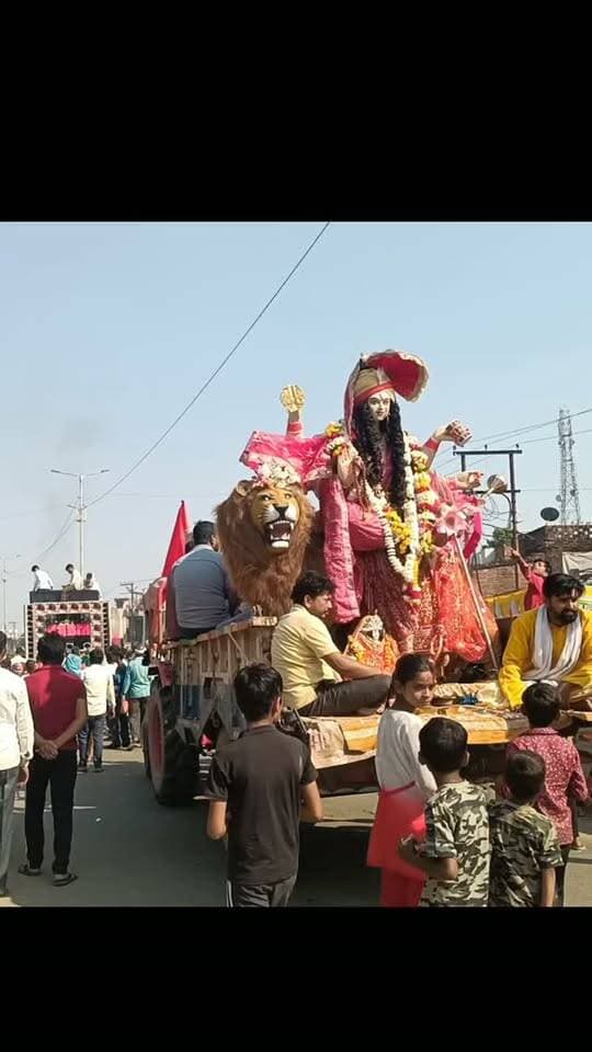 कुरारा में धूमधाम से निकली मां दुर्गा की विसर्जन यात्रा
