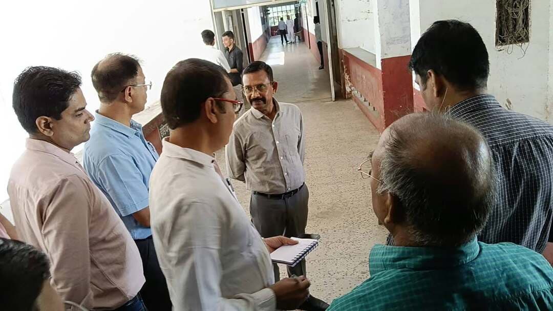 हमीरपुर विकास भवन में DM का औचक निरीक्षण, 10 कर्मचारी मिले अनुपस्थिति की स्थिति में; 15 दिन में सुधार के निर्देश
कार्यालयों में गंदगी और अव्यवस्थाओं पर जिलाधिकारी अशोक कुमार नाराज, 10 कर्मचारियों पर कार्रवाई के निर्देश
हमीरपुर। जिलाधिकारी अशोक कुमार ने बुधवार सुबह 10 बजे विकास भवन का औचक निरीक्षण किया। इस दौरान विभिन्न कार्यालयों में गंदगी, अव्यवस्थित अभिलेख, अनुपयोगी सामग्री और कर्मचारियों की उपस्थिति में कमियां मिलने पर उन्होंने कड़ी नाराजगी जताई। जिलाधिकारी ने व्यवस्थाओं में सुधार के लिए संबंधित अधिकारियों को 15 दिन की समयसीमा निर्धारित की है।
निरीक्षण के दौरान जिला समाज कल्याण, अल्पसंख्यक कल्याण, जिला विकास अधिकारी, डीआरडीए, कृषि, पशुपालन, पंचायत राज, आयुष सहित विकास भवन स्थित विभिन्न कार्यालयों की व्यवस्थाएं देखी गईं। कार्यालय परिसर, सीढ़ियों और शौचालयों में गंदगी, मकड़ी के जाले, टूटे शीशे तथा अनुपयोगी सामग्री अव्यवस्थित ढंग से रखी मिली।
जिलाधिकारी ने अधिकारियों को कार्यालयों में नियमित साफ-सफाई कराने, अनुपयोगी सामग्री का नियमानुसार निस्तारण करने और महत्वपूर्ण सरकारी अभिलेखों को सुरक्षित एवं व्यवस्थित रखने के निर्देश दिए।
10 कर्मचारियों के खिलाफ कार्रवाई के निर्देश
उपस्थिति रजिस्टरों की जांच में विभिन्न कार्यालयों में कर्मचारियों की अनुपस्थिति संबंधी कमियां सामने आईं। इस पर जिलाधिकारी ने संबंधित कार्यालयाध्यक्षों से स्पष्टीकरण लेने और बिना उचित कारण अनुपस्थित पाए गए 10 कर्मचारियों के विरुद्ध नियमानुसार कार्रवाई करने के निर्देश दिए।
विकास भवन की साफ-सफाई एवं व्यवस्थाओं में लापरवाही पर नाजिर जितेंद्र कुमार को कड़ी फटकार लगाई गई। साथ ही मुख्य विकास अधिकारी के स्तर से नियमानुसार प्रतिकूल प्रविष्टि जारी करने के निर्देश दिए गए।
15 दिन में व्यवस्था सुधारने की समयसीमा
जिलाधिकारी ने स्पष्ट किया कि निर्धारित समयसीमा में कार्यालयों की साफ-सफाई, अभिलेखों का रखरखाव और अन्य व्यवस्थागत कमियां दूर की जाएं। निर्धारित अवधि के बाद भी सुधार नहीं मिलने पर संबंधित अधिकारियों और कर्मचारियों के विरुद्ध कठोर विभागीय कार्रवाई की जाएगी। कार्यालय परिसरों एवं दीवारों पर थूकने वालों के खिलाफ जुर्माना लगाने सहित आवश्यक कार्रवाई करने के निर्देश भी दिए गए।
सुबह 10 से दोपहर 12 बजे तक जनसुनवाई अनिवार्य
जिलाधिकारी ने सभी अधिकारियों एवं कर्मचारियों को प्रतिदिन सुबह 10 से दोपहर 12 बजे तक कार्यालय में उपस्थित रहकर जनसुनवाई करने के निर्देश दिए। उन्होंने कहा कि आमजन की समस्याओं का गुणवत्तापूर्ण और समयबद्ध निस्तारण सुनिश्चित किया जाए। जनसमस्याओं की अनदेखी और कार्यों में अनावश्यक देरी बर्दाश्त नहीं की जाएगी।
निरीक्षण के दौरान स्वच्छ भारत मिशन के कार्यों की भी समीक्षा की गई। जिलाधिकारी ने संबंधित अधिकारियों को ऑनलाइन पोर्टल पर योजनाओं से जुड़ी सूचनाएं और आंकड़े समय से अपडेट करने, जियो-टैगिंग तथा कार्ययोजना की नियमित निगरानी करने के निर्देश दिए।
इस दौरान प्रभारी मुख्य विकास अधिकारी राघवेंद्र सिंह, जिला सूचना अधिकारी सतीश कुमार सहित अन्य अधिकारी एवं कर्मचारी मौजूद रहे।
संदेश: सरकारी कार्यालयों में अनुशासन, स्वच्छता और जवाबदेही सुनिश्चित करने के लिए प्रशासन ने सख्त रुख अपनाया है।