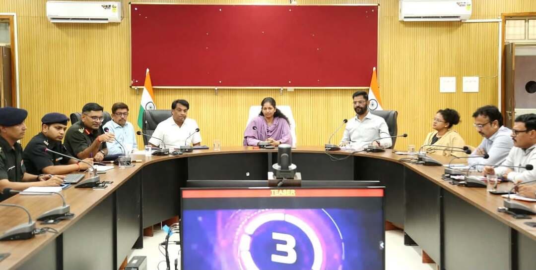➡️ कलेक्टर श्रीमती प्रतिभा पाल की अध्यक्षता में सागर ऑनर रन की तैयारियों के संबंध में समीक्षा बैठक संपन्न, व्यवस्थाओं के संबंध में दिए आवश्यक निर्देश
➡️ सागर ऑनर रन 13 दिसंबर को आयोजित की जाएगी, पंजीयन प्रांरभ
कलेक्टर श्रीमती प्रतिभा पाल की अध्यक्षता में आज कलेक्ट्रेट सभाकक्ष में सागर ऑनर रन की तैयारियों के संबंध में समीक्षा बैठक आयोजित की गई। बैठक में आयोजन की व्यवस्थाओं की बिंदुवार समीक्षा कर संबंधित अधिकारियों को आवश्यक निर्देश दिए गए।
बैठक में कर्नल अमित कुमार झा ने बताया कि सागर ऑनर रन 13 दिसंबर 2026 दिन रविवार को प्रात: 6 बजे से आयोजित की जाएगी जिस हेतु पंजीयन शुरू हो चुके हैं। उन्होंने बताया कि दौड़ खेल परिसर से शुरू होगी एवं समापन भी खेल परिसर में ही होगा। दौड़ खेल परिसर से लाखा बंजारा झील के बाजू से होकर दीनदयाल उपाध्याय चौक, बुन्देलखंड मेडीकल कॉलेज, होटल रॉयल पैलेस, आईएसबीटी एवं बरगद अस्पताल तक जाएगी एवं उसी रास्ते से वापिस लौटेगी। यह रन 5 किमी, 10 किमी एवं 21 किमी तीन श्रेणियों के लिए आयोजित की जाएगी। प्रतिभागियों को टी-शर्ट, मेडल, प्रशंसा पत्र एवं बंडाना प्रदान किया जाएगा एवं विजेता के लिए 20 हजार रुपए की राशि से पुरुस्कृत किया जाएगा।
सागर ऑनर रन में प्रतिभागी चार श्रेणी में सहभागिता कर सकते हैं। 30 वर्ष या उससे कम, 31 से 40 वर्ष, 41 से 50 वर्ष एवं 51 वर्ष या उससे अधिक। सागर ऑनर रन में परम वीर चक्र प्राप्त रिटा. सूबेदार मेजर संजय कुमार एवं ऑपरेशन सिंदूर (Operation Sindoor) से जुड़ी कर्नल सोफिया कुरैशी (भारतीय सेना) शामिल होंगी। बैठक में सेना अधिकारी मेजर प्रमोद, लेफ्टिनेंट संदीप सहित जिला प्रशासन के अधिकारी उपस्थित रहे।
पंजीकरण शुल्क
शुल्क 800/- 21 Km के लिए।
शुल्क 600/- 10 Km के लिए।
25% छूट NCC कैडेट, सेवारत/भूतपूर्व सैनिक, सैन्य कर्मियों पर आश्रित, राज्य/केंद्र सरकार के कर्मचारी।
50% छूट पिछले सागर ट्रेल रन के विजेताओं के लिए।
100% छूट गैलेंट्री अवॉर्ड विजेताओं के लिए।
कलेक्टर श्रीमती पाल ने सागर ऑनर रन के सुचारू एवं सफल आयोजन के लिए उपस्थित अधिकारियों को पुलिस व्यवस्था, बैरीकेटिंग, एम्बुलेंस, चिकित्सा सुविधा मय डॉक्टर, अनवरत विद्युत आपूर्ति, साफ-सफाई, शौचालय, पेयजल सहित सभी आवश्यक व्यवस्थाओं को समय पर सुनिश्चित करने के निर्देश दिए।
कलेक्टर ने कहा कि संबंधित विभाग समन्वय के साथ कार्य कर सागर ऑनर रन को सफलतम रूप से संपन्न कराएं। उन्होंने कहा कि सागर ऑनर रन में अधिक से अधिक सहभागिता हेतु विद्यालयों, विश्वविद्यालयों, शहर में स्थित जिम, खेल परिसरों एवं सिटी स्टेडियम में प्रशिक्षण ले रहे कैंडीडेट्स को प्रेरित किया जाए।
बैठक में जिला पंचायत सीईओ एवं नोडल अधिकारी सागर ऑनर रन श्री जगदीश कुमार गोमे, नगर निगम आयुक्त श्री राजकुमार खत्री, अपर कलेक्टर श्री अविनाश रावत, सिटी मजिस्ट्रेट श्री शैलेश द्विवेदी, सीएसपी श्री ललित कश्यप, संयुक्त कलेक्टर श्रीमती आरती यादव, एसडीएम श्री रोहित वर्मा, जिला शिक्षा अधिकारी, जिला खेल अधिकारी सहित अन्य संबंधित अधिकारी उपस्थित रहे।
#jansamparkMP #sagar