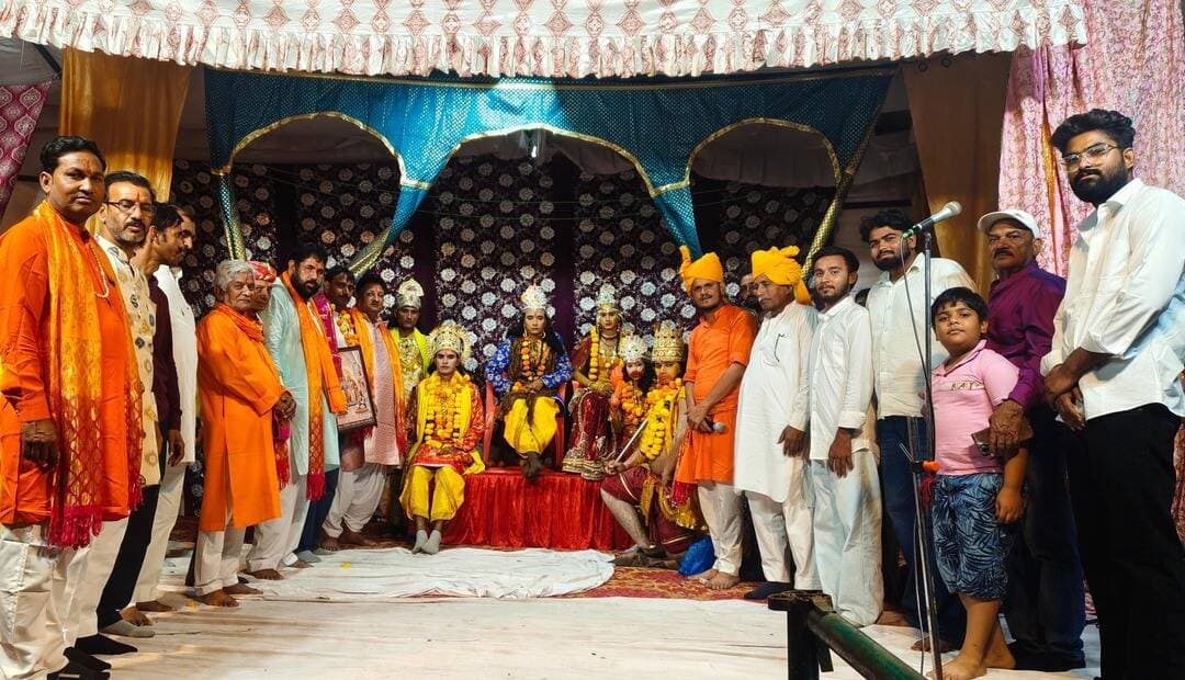 *रावण वध के बाद हुआ प्रभु श्रीराम का राजतिलक*
श्री विजयेश्वर नवयुवक रामलीला मंडल के तत्वावधान में नवरात्रि के अवसर पर मानटाउन क्लब रामलीला मैदान मे नव दिवसीय रामलीला मंचन का समापन के मंचन के दौरान प्रभु श्रीराम ने रावण का वध कर विभीषण को लंका का राजा घोषित किया, रावण को शक्ति लगने के बाद रावण ने लक्ष्मण को राजनीति का पाठ पढ़ाया, अयोध्या पहुंचने पर प्रभु श्रीराम का राजतिलक किया गया,
मीडिया प्रभारी श्रीराम शर्मा ने बताया कि प्रभु श्रीराम का राजतिलक कान्हा होटल गिरीश शर्मा ने किया, उन्होंने तिलक लगाकर माला पहनाकर आशिर्वाद लिया, आयोजन समिति के पदाधिकारियों ने राजतिलक के दौरान सजीव झाँकी का तिलक कर सामुहिक आरती की
इसके बाद आयोजन समिति द्वारा रामलीला मंचन के कलाकारों का दुपट्टा पहनाकर प्रभुश्रीराम का चित्र देकर अभिनंदन किया गया, इस दौरान आयोजन समिति से संरक्षक मोहन लाल कौशिक,अध्यक्ष लालचंद गौतम,कोषाध्यक्ष विजेन्द्र सिंह राजावत, रामपाल बालोत,हरिबाबु जिनगर,मुल सिंह राजावत,मीडिया प्रभारी श्रीराम शर्मा,मुकेश योगी,भुवनेश शर्मा, मुकेश गौतम,हरिशंकर सुवालका उर्फ काका जी,प्रवक्ता सुनील शर्मा,सीताराम शुक्ला आदि उपस्थित रहे।