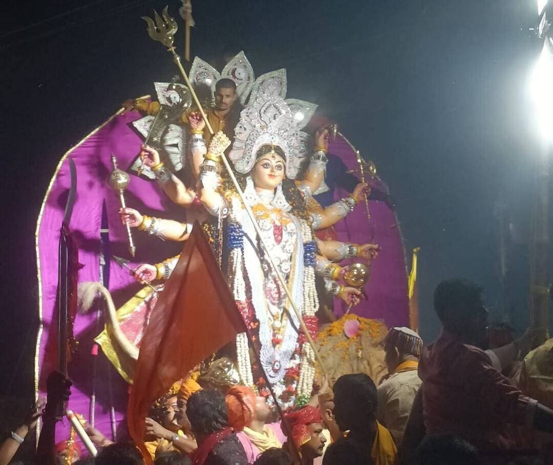 सुरसंड में माता की विदाई पर उमड़ा लाखों श्रद्धालुओं का जनसैलाब, नम आंखों से भक्तों ने दी मां दुर्गा को विदाई! 🙏🚩
#Sursand #Sitamarhi #DurgaVisarjan #MaaDurga #DurgaPuja #BiharNews #SursandNews #EmotionalFarewell #जयमातादी #सुरसंड #सीतामढ़ी #मांदुर्गा #माताकीविदाई #नमआंखोंसेविदाई #दुर्गाविसर्जन #ऐतिहासिकदुर्गापूजा #श्रद्धालु #भव्यजुलूस