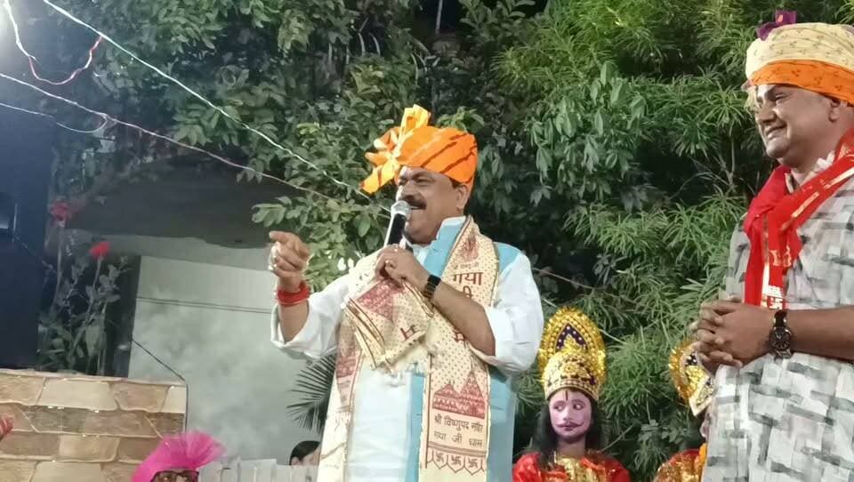 श्री आदर्श लीला समिति भारत मिलाप, गांजे बाजे के साथ निकली भव्य शोभा यात्रा, पूर्व डिप्टी मेयर मोहन श्रीवास्तव क्या कुछ कर रहे हैं सुनिए।।।
#गयाजी
#गया_हो
#GayaPolice
#दशहरा
#gaya
#indian