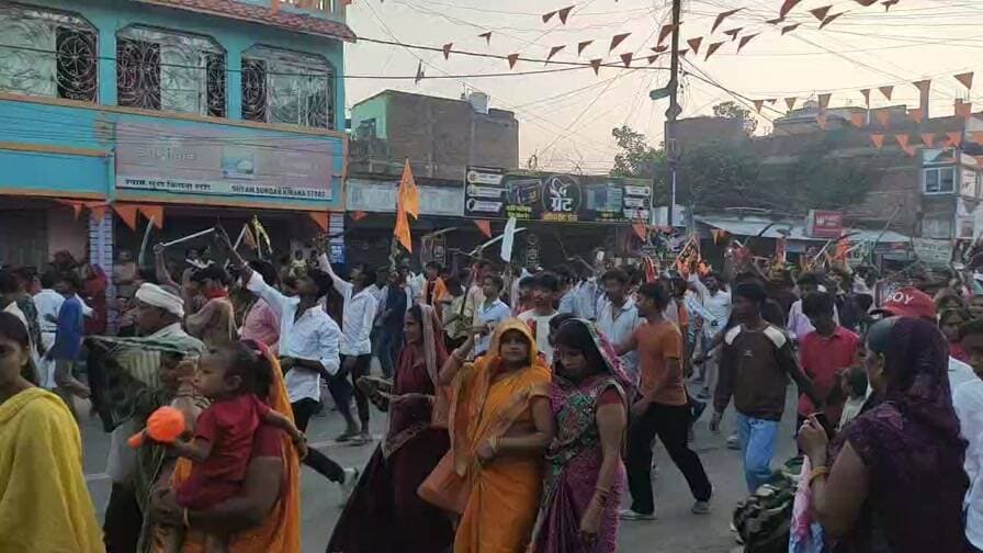 सुरसंड ऐतिहासिक दुर्गा पूजा, माता का विसर्जन के दौरान निकाला गया भव्य जुलूस।