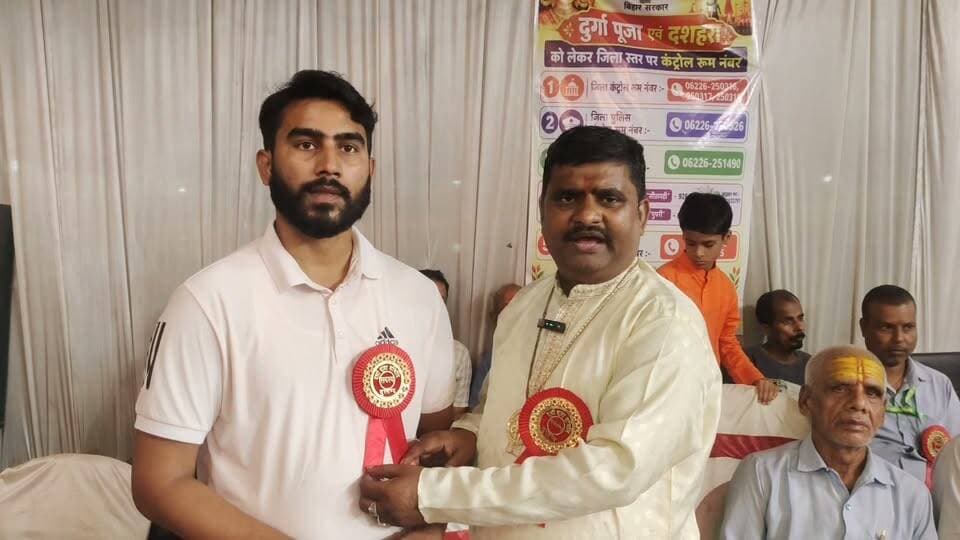 सुरसंड दुर्गा पूजा समिति ने रवि कुमार सोनी को बैज लगाकर किया सम्मानित
सीतामढ़ी न्यूज़ तक | सुरसंड, सीतामढ़ी।
सुरसंड में आयोजित ऐतिहासिक दुर्गा पूजा के अवसर पर दुर्गा पूजा समिति की ओर से रवि कुमार सोनी को बैज लगाकर सम्मानित किया गया। इस दौरान उपस्थित लोगों ने उन्हें शुभकामनाएं दीं।
सम्मान समारोह में समाजसेवी शंभू सागर, वार्ड पार्षद वशिष्ठ शाह, दीनेश कुमार, गणेश राय, दिलीप प्रसाद और मुनेश्वर दुबे सहित दुर्गा पूजा समिति के दर्जनों सदस्य एवं कई गणमान्य लोग मौजूद रहे।
इस अवसर पर धार्मिक आयोजन के साथ सामाजिक एकता, आपसी सौहार्द और भाईचारे की भावना देखने को मिली। समिति की ओर से रवि कुमार सोनी को सम्मानित किए जाने पर उपस्थित लोगों ने प्रसन्नता व्यक्त की।
सुरसंड की ऐतिहासिक दुर्गा पूजा क्षेत्र में श्रद्धा और आस्था का प्रमुख केंद्र मानी जाती है। पूजा समिति द्वारा सम्मान समारोह आयोजित कर सामाजिक सहभागिता और आपसी सहयोग का संदेश दिया गया। कार्यक्रम में स्थानीय लोगों की उपस्थिति ने आयोजन को खास बना दिया।
रिपोर्ट: सीतामढ़ी न्यूज़ तक