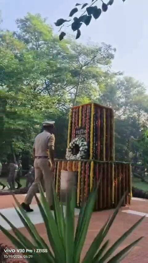 पुलिस संस्मरण दिवस के अवसर पर पुलिस केंद्र, सीतामढ़ी में आयोजित कार्यक्रम में पुलिस अधीक्षक, सीतामढ़ी द्वारा खाकी वर्दी में उन सभी अमर शहीदों को भावभीनी श्रद्धांजलि अर्पित की गई जिन्होंने आंतरिक सुरक्षा व्यवस्था को बनाए रखने में अपना सर्वोच्च बलिदान दिया है।
इस अवसर पर उपस्थित पुलिस पदाधिकारियों एवं कर्मियों ने भी वीर शहीदों के अदम्य साहस, कर्तव्यनिष्ठा एवं राष्ट्र के प्रति समर्पण को स्मरण करते हुए उन्हें श्रद्धांजलि अर्पित की।
“जननी जन्मभूमिश्च स्वर्गादपि गरीयसी।”